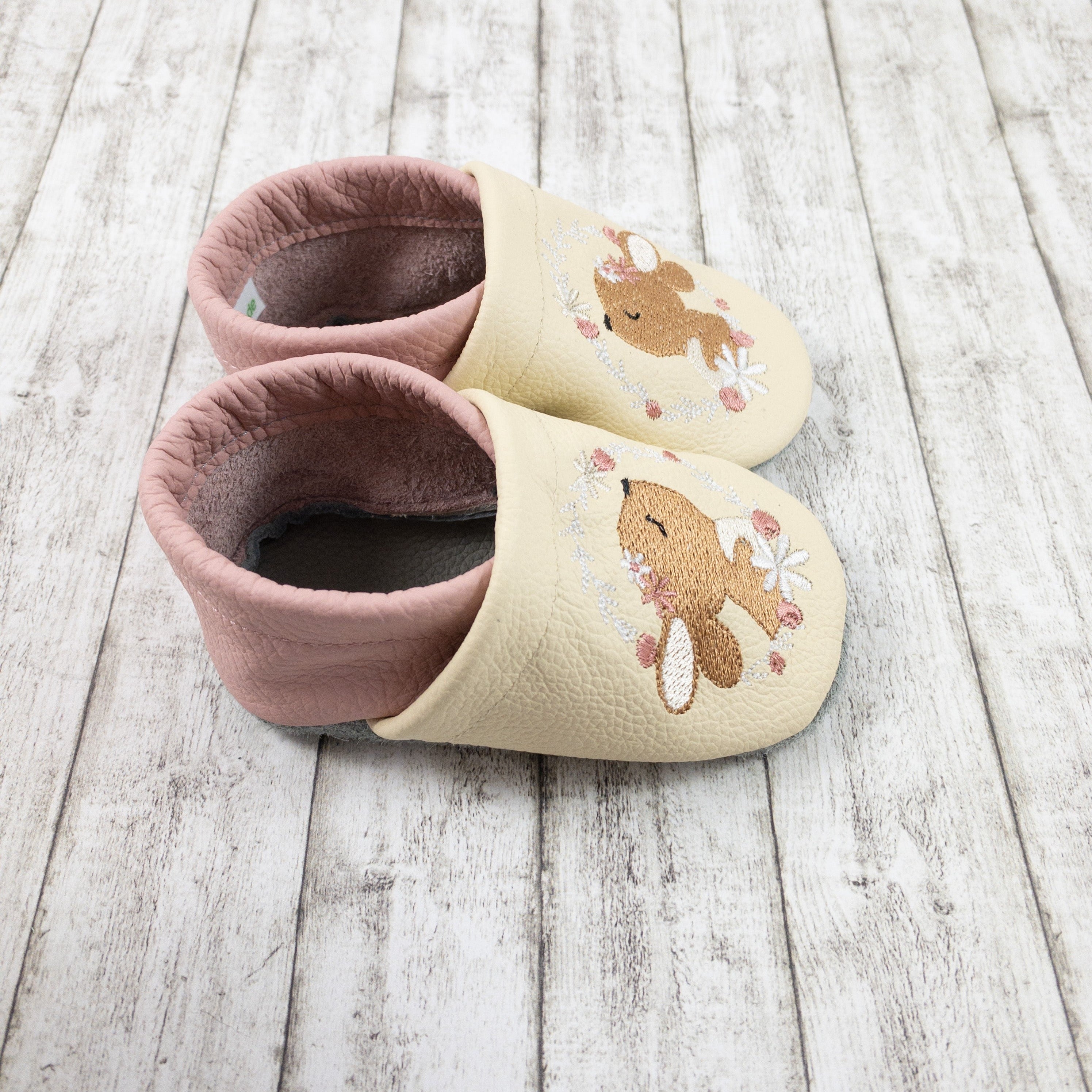 Krabbelschuhe in beig mit Hase
