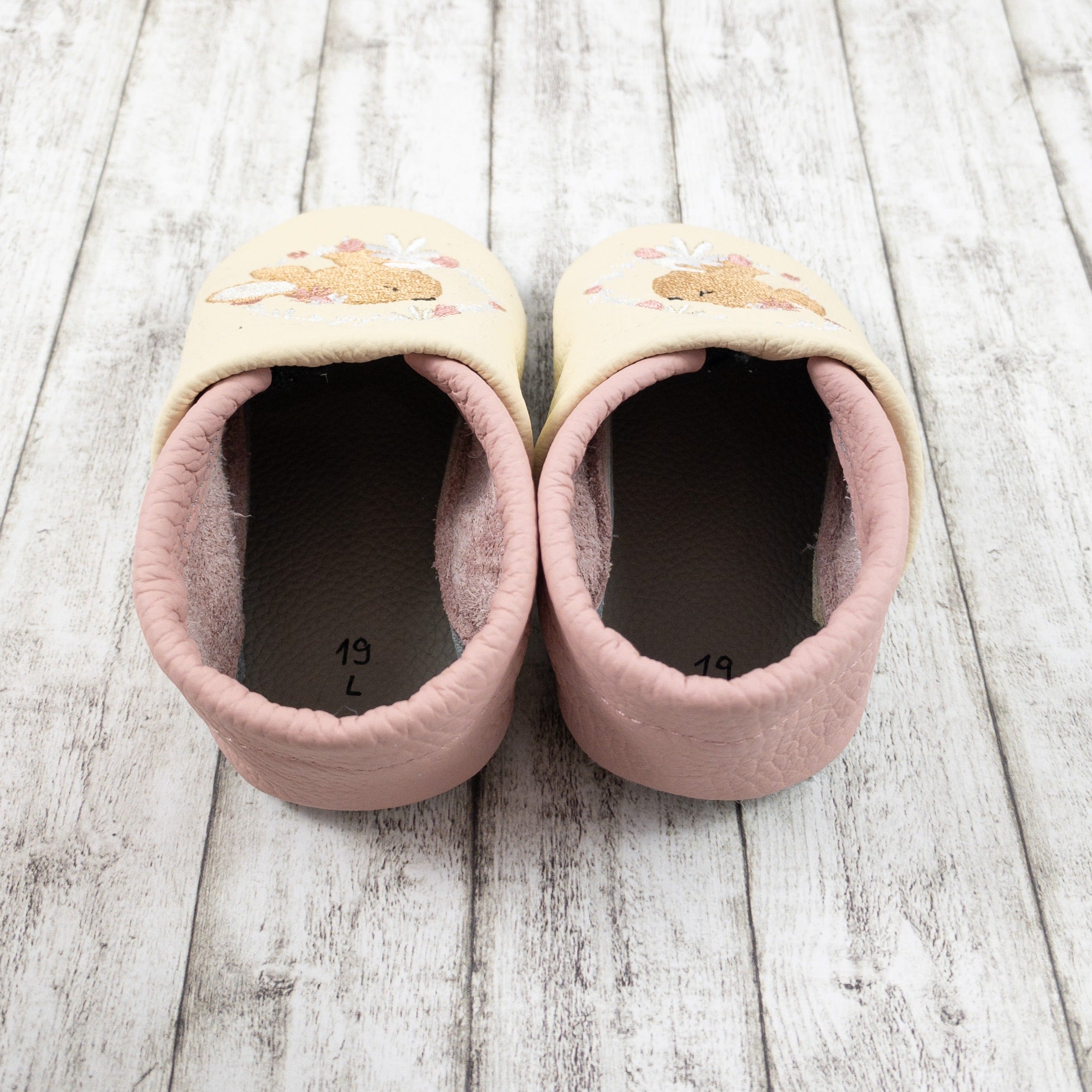 Krabbelschuhe in beige mit Hase von hinten