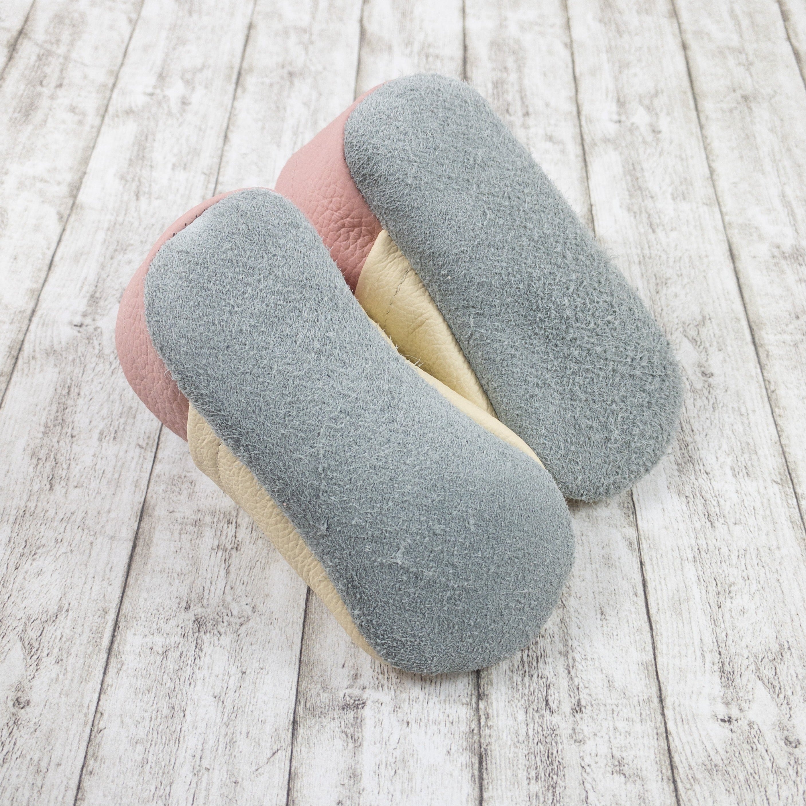 Krabbelschuhe von unten mit Hase