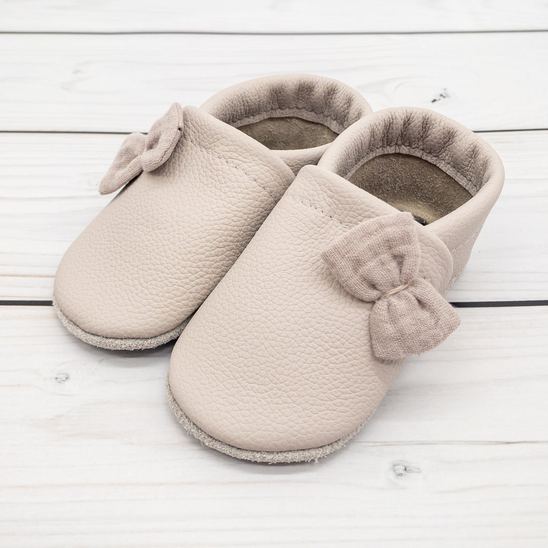 Krabbelschuhe in hellgrau mit kleinen Schleifen aus Musselin