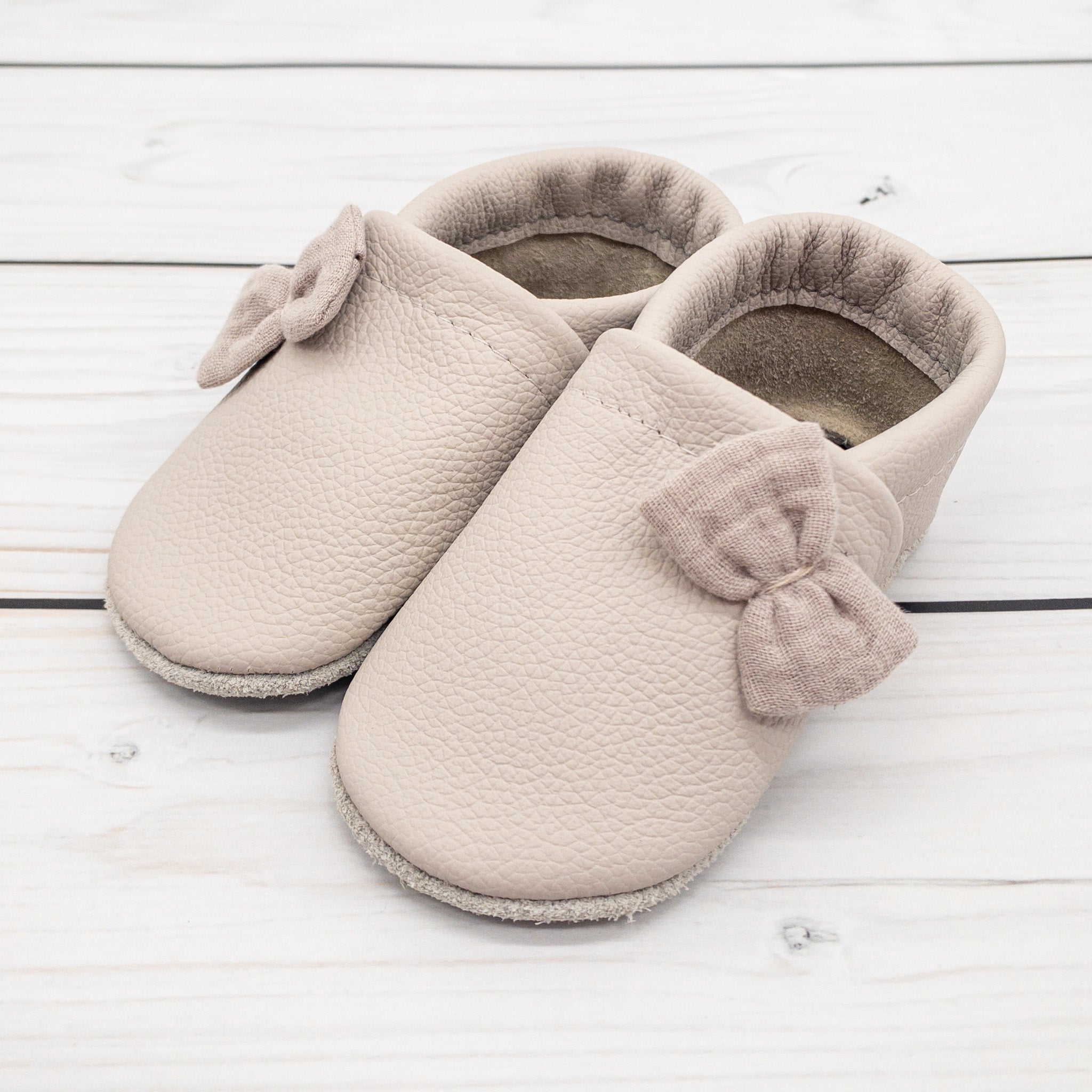 Krabbelschuhe in hellgrau mit kleinen Schleifen aus Musselin