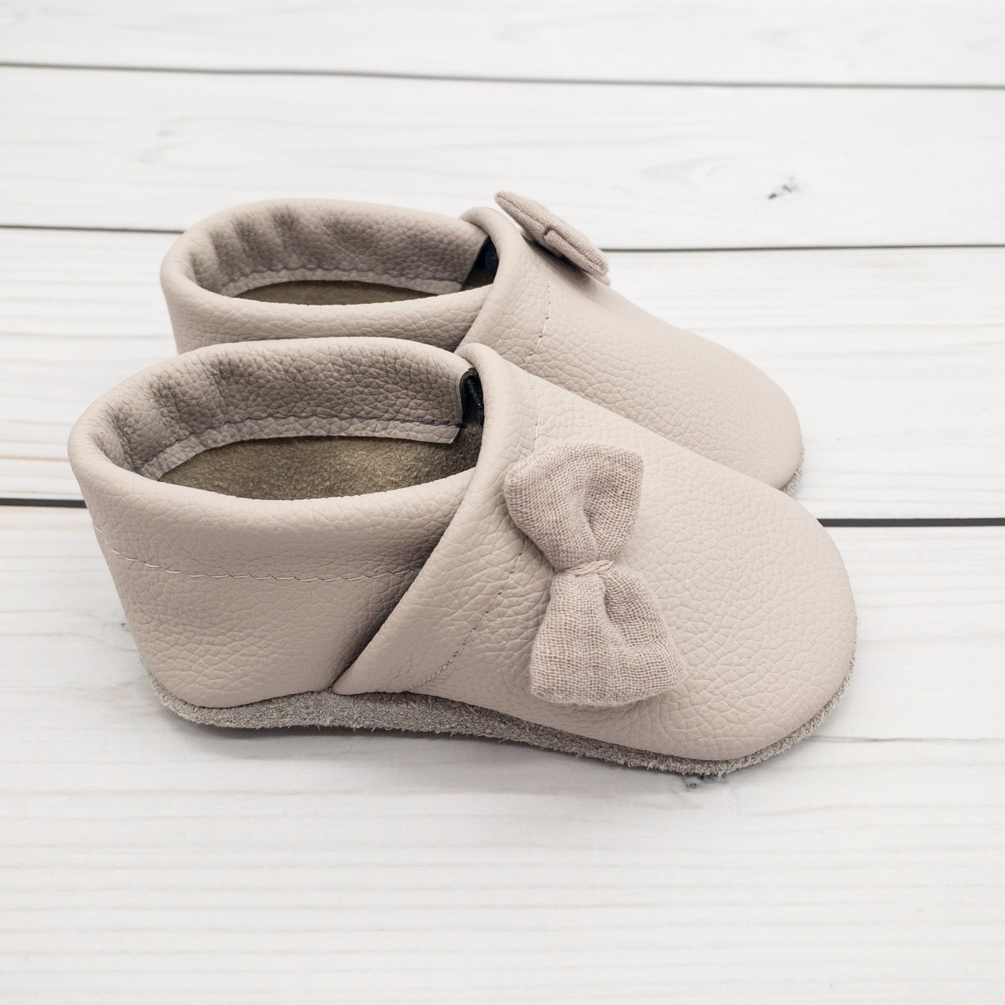 Krabbelschuhe in hellgrau mit kleinen Schleifen aus Musselin