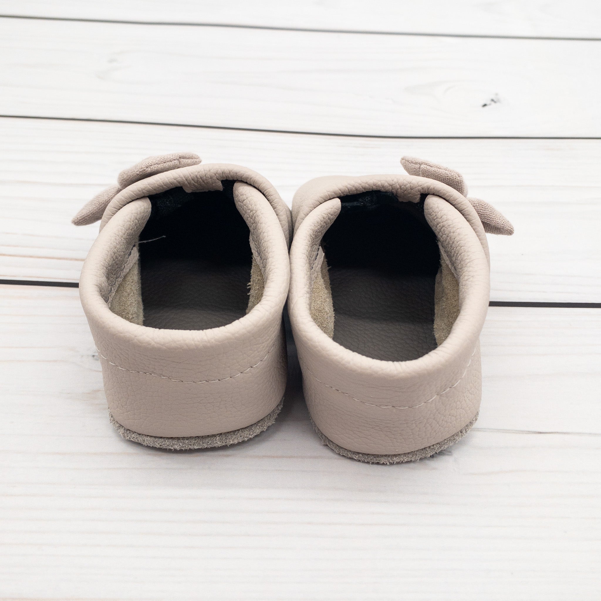 Krabbelschuhe in hellgrau mit kleinen Schleifen aus Musselin