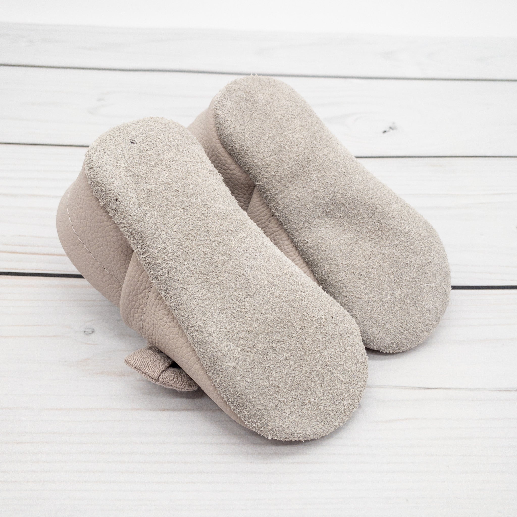 Krabbelschuhe in hellgrau mit kleinen Schleifen aus Musselin