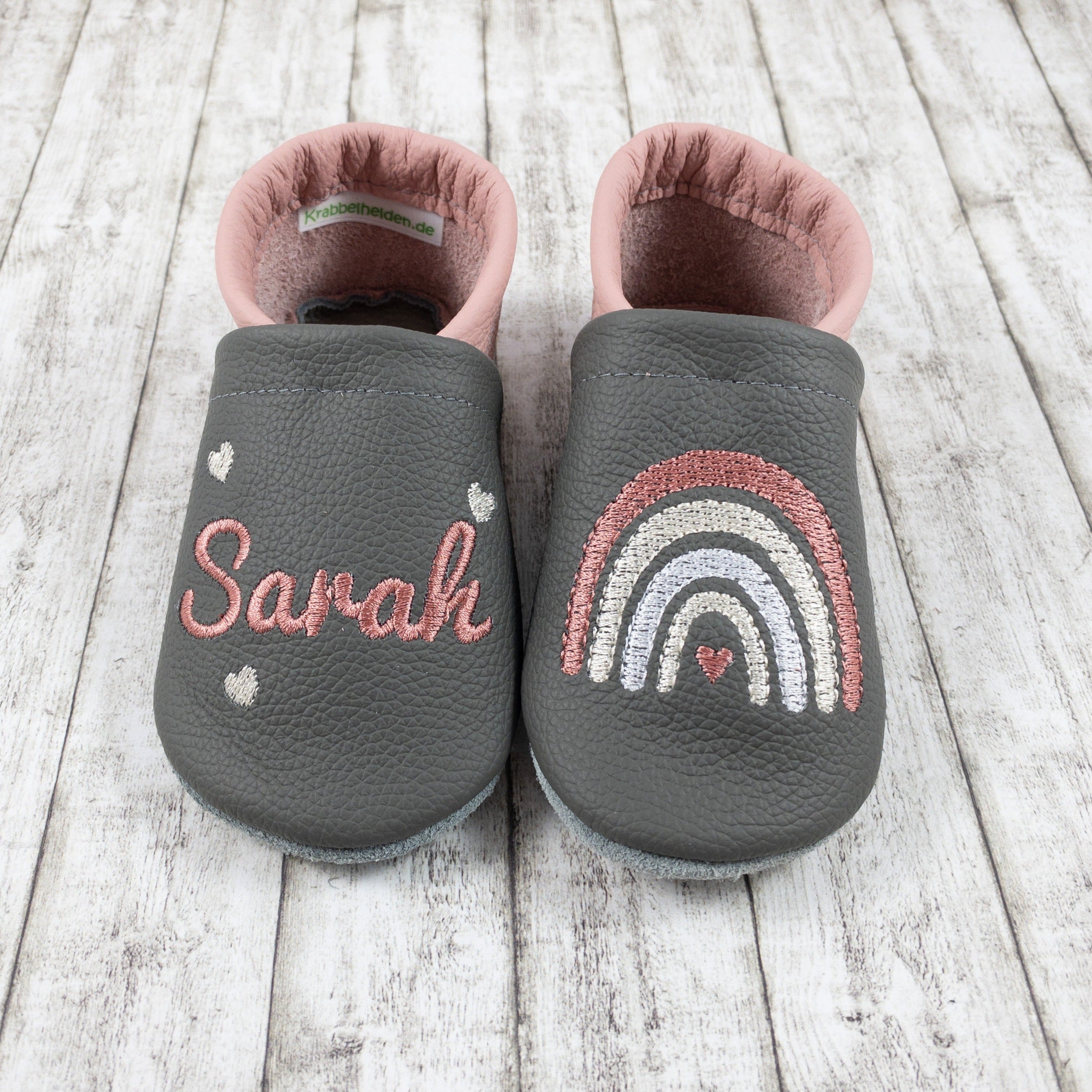 Krabbelschuhe mit Regenbogen und kleinen Herzen mit Name Lederpuschen aus Echtleder