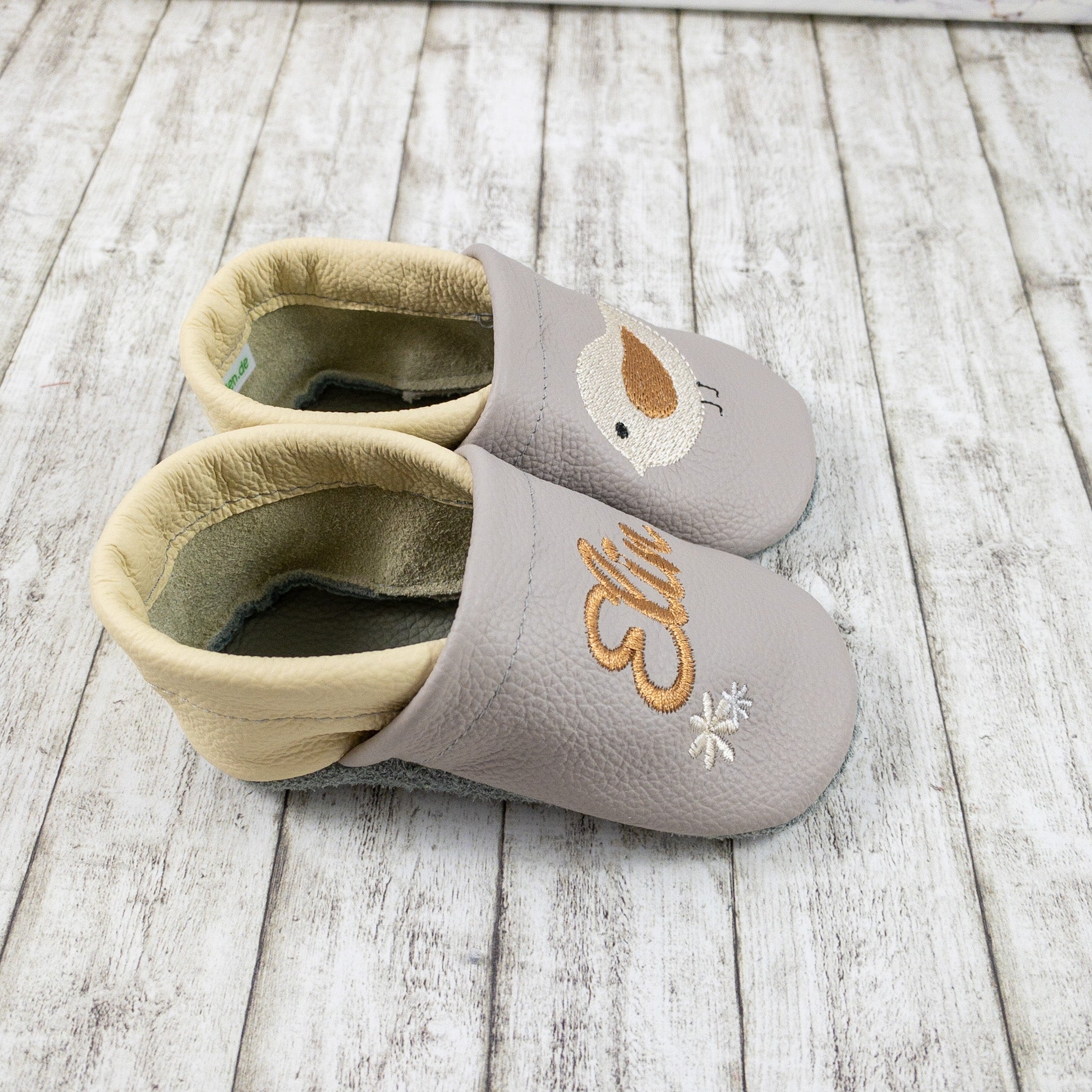 Krabbelschuhe mit Vogel und Personalisierung aus Echtleder