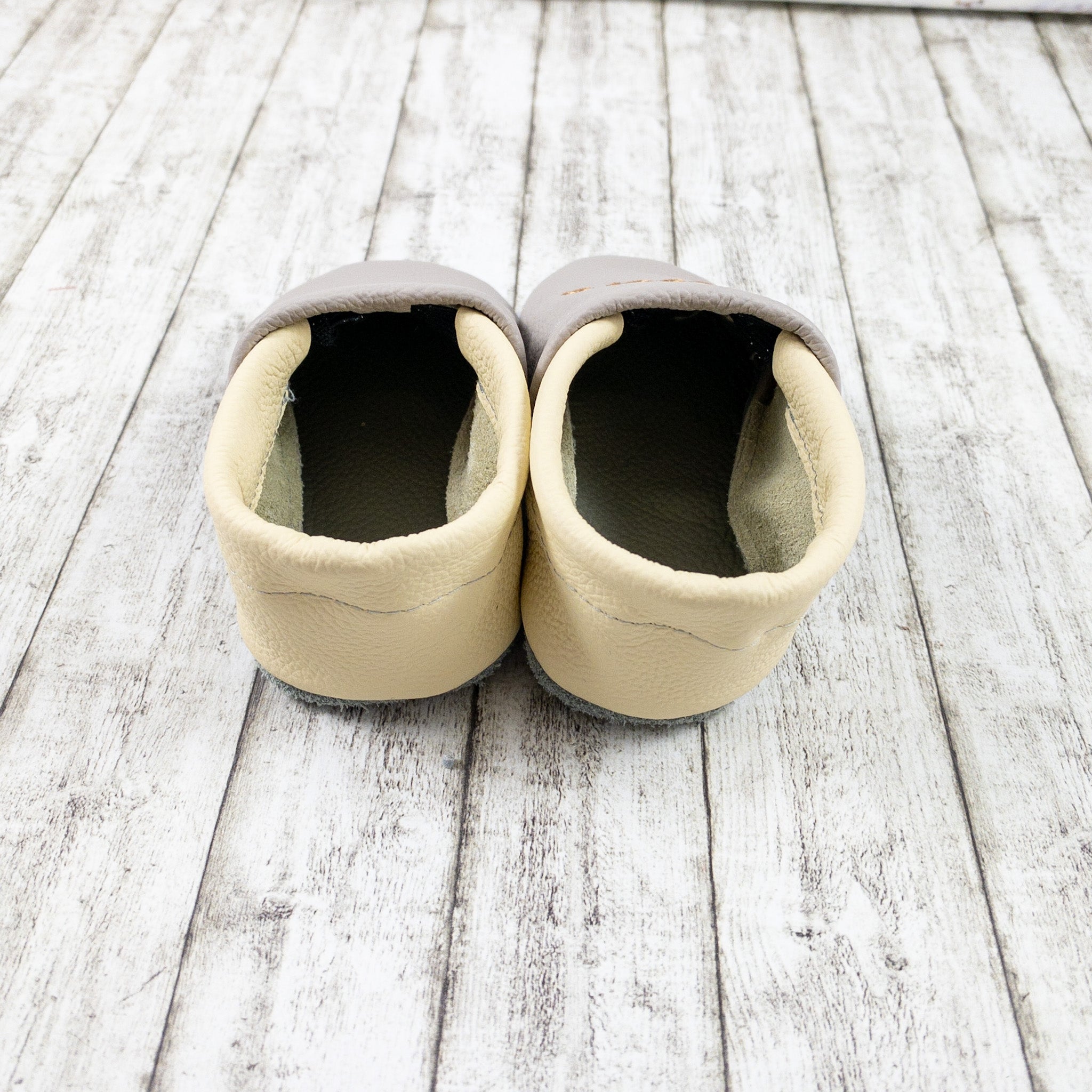 Krabbelschuhe mit Vogel und Personalisierung aus Echtleder