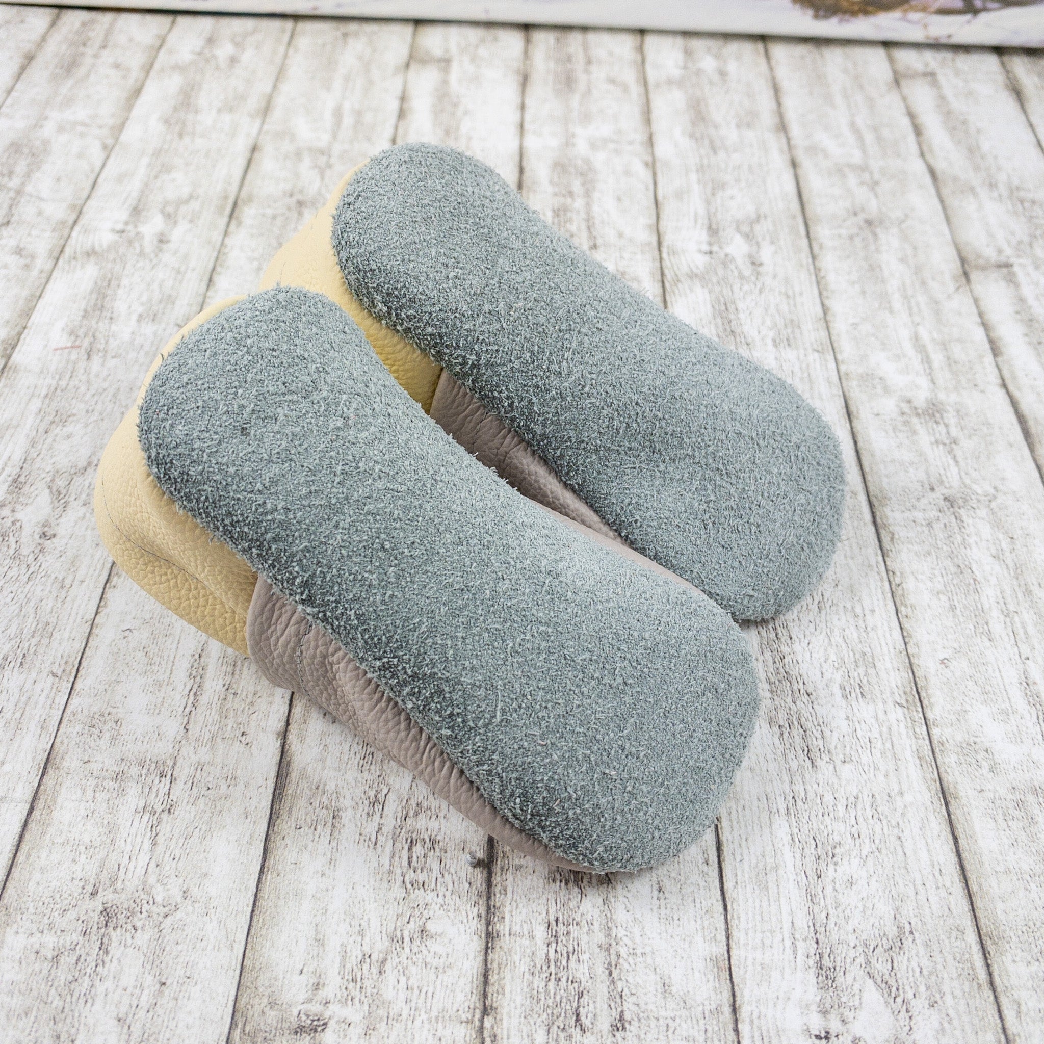 Krabbelschuhe mit Vogel und Personalisierung aus Echtleder