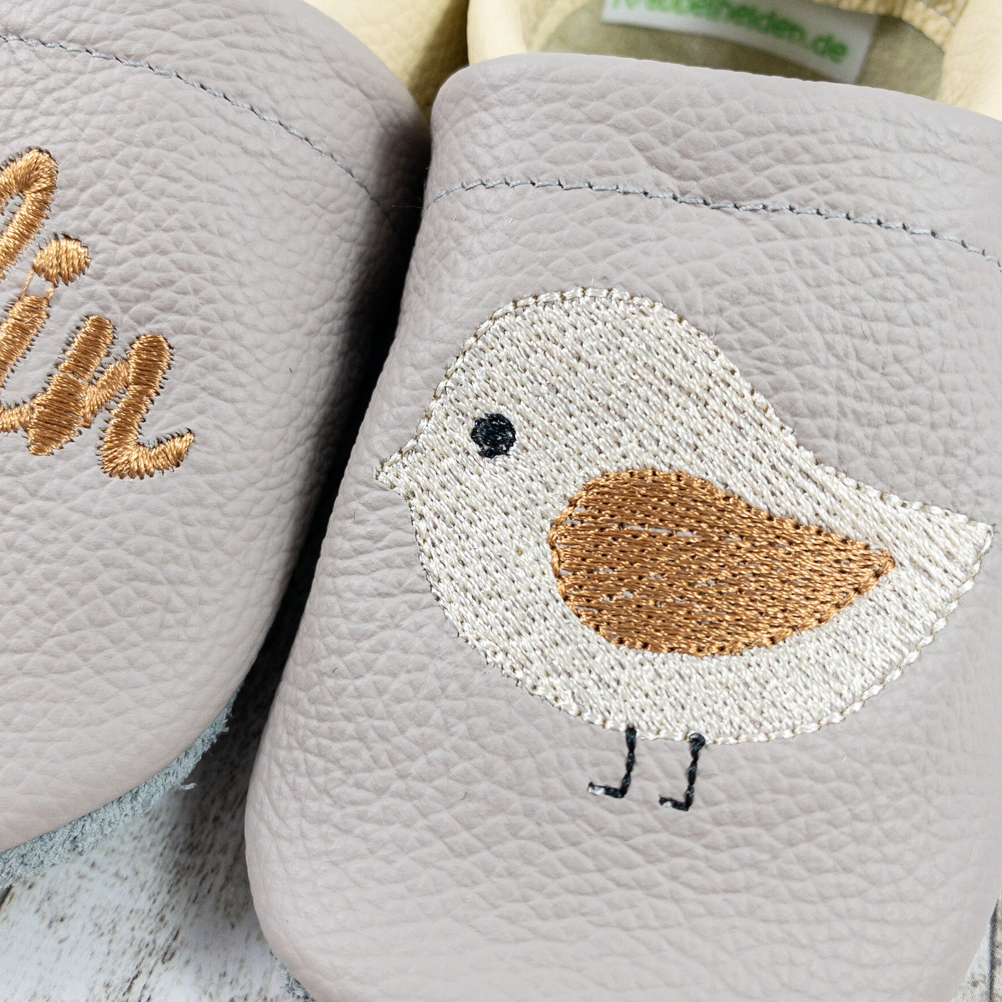 Krabbelschuhe mit Vogel und Personalisierung aus Echtleder