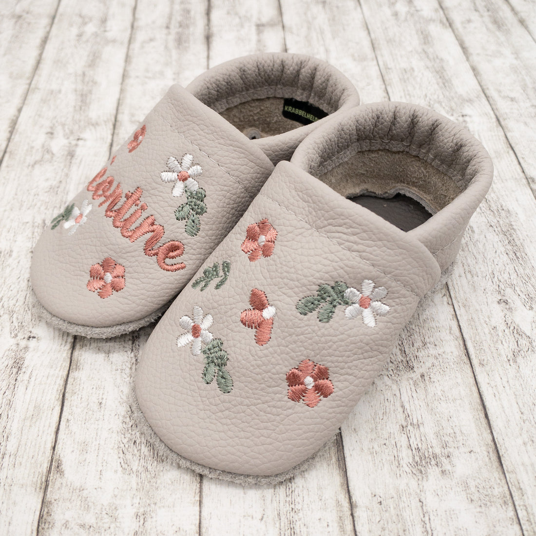 Krabbelschuhe mit Blumen Muster und Namen bestickt aus Echtleder