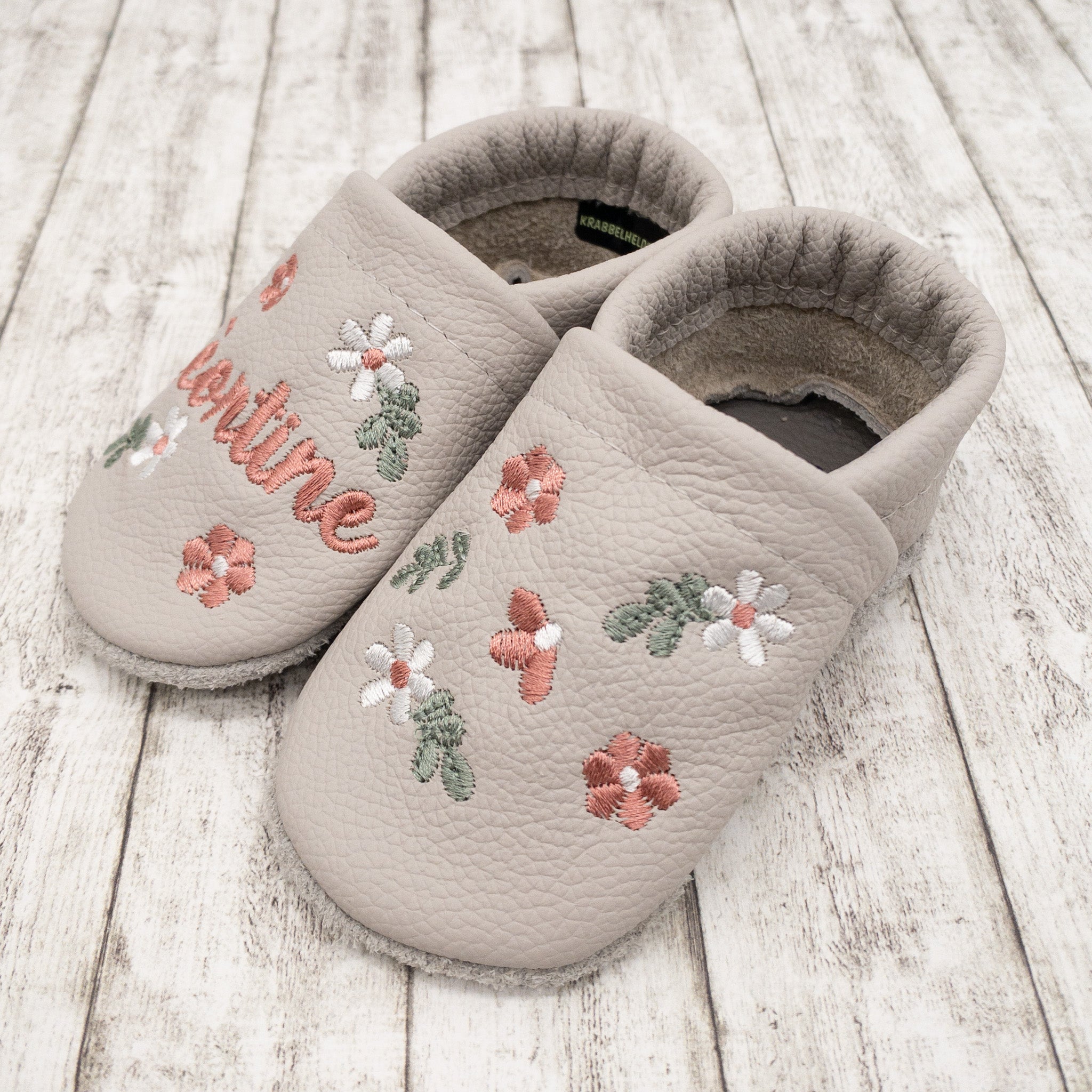 Krabbelschuhe mit Blumen Muster und Namen bestickt aus Echtleder