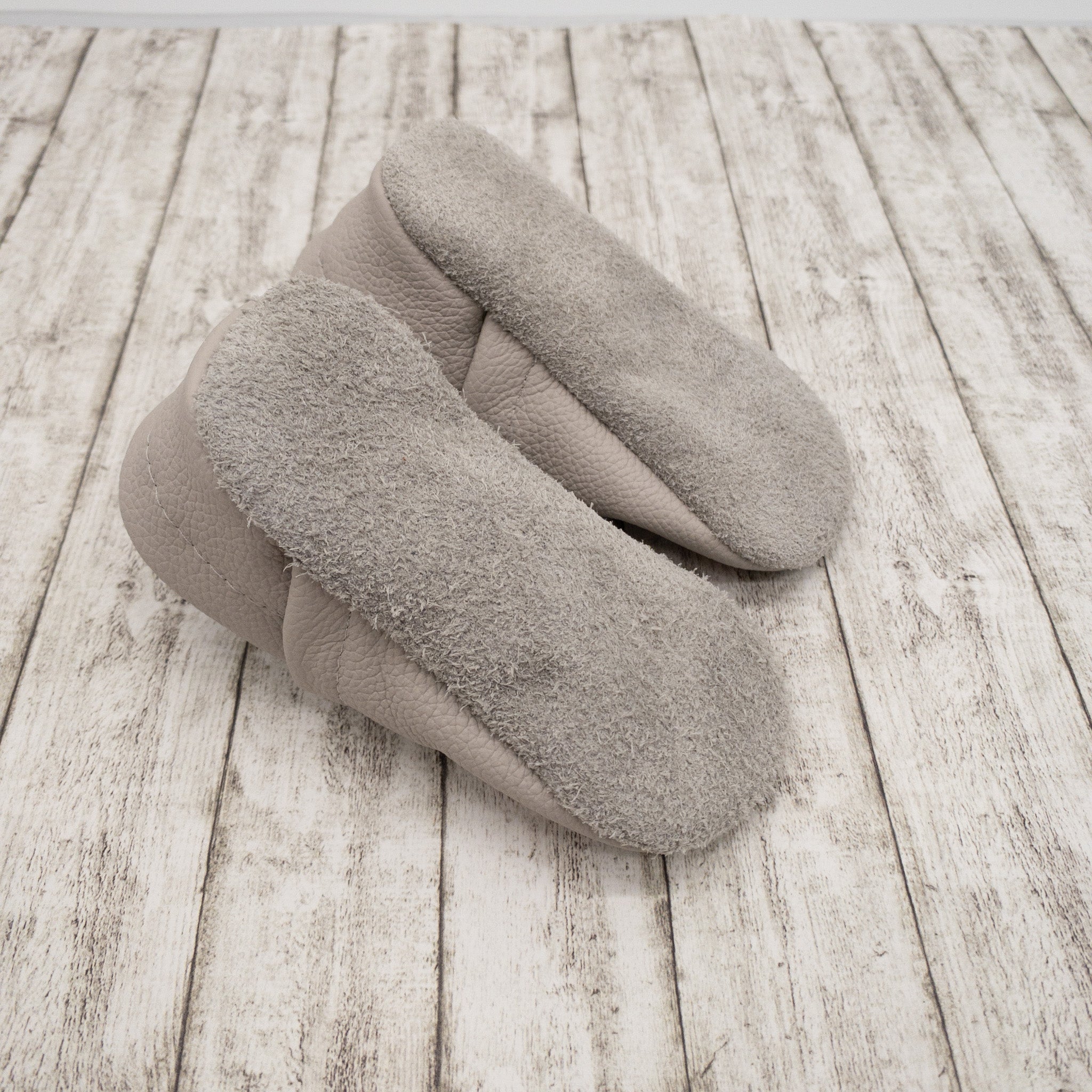 Krabbelschuhe mit Blumen Muster und Namen bestickt aus Echtleder