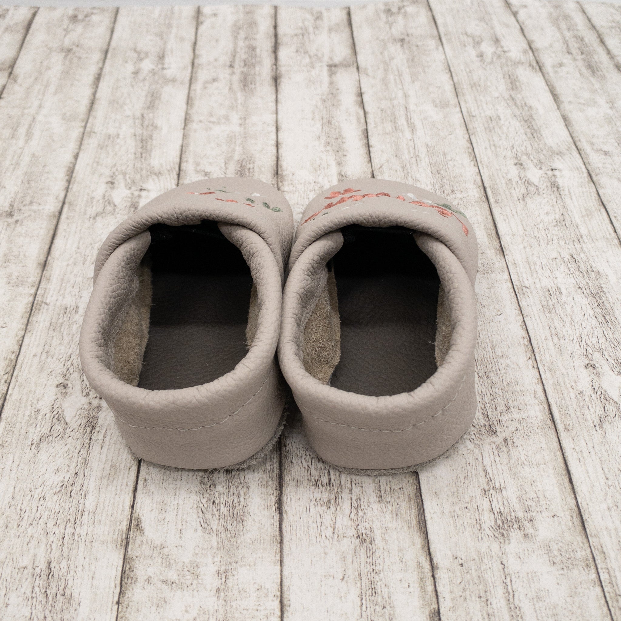 Krabbelschuhe mit Blumen Muster und Namen bestickt aus Echtleder