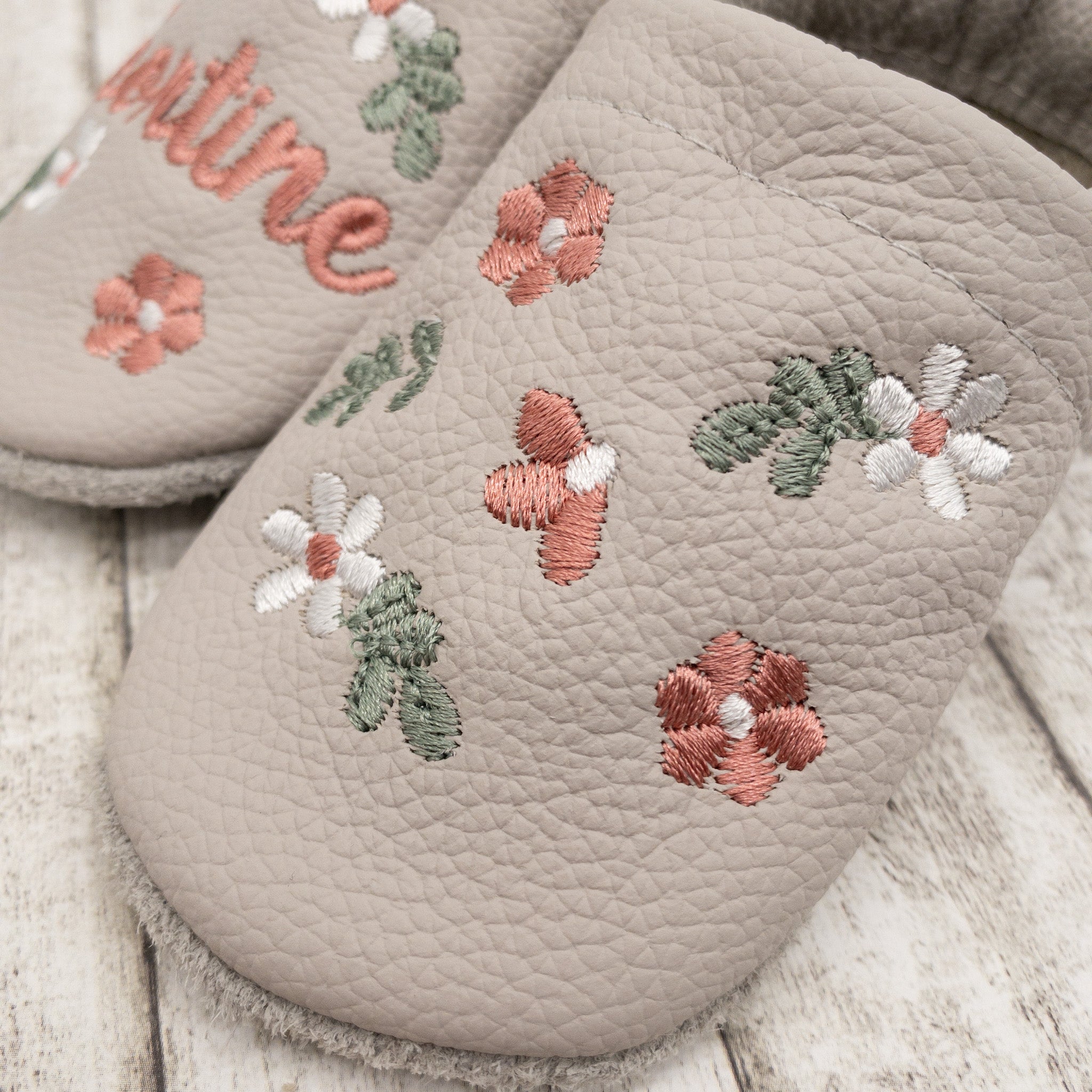 Krabbelschuhe mit Blumen Muster und Namen bestickt aus Echtleder