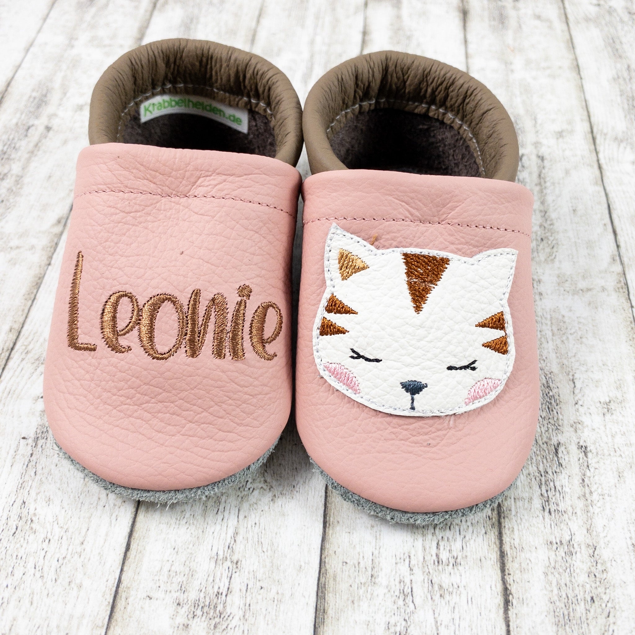 Krabbelschuhe in beere mit Katze und Personalisierung aus Echtleder