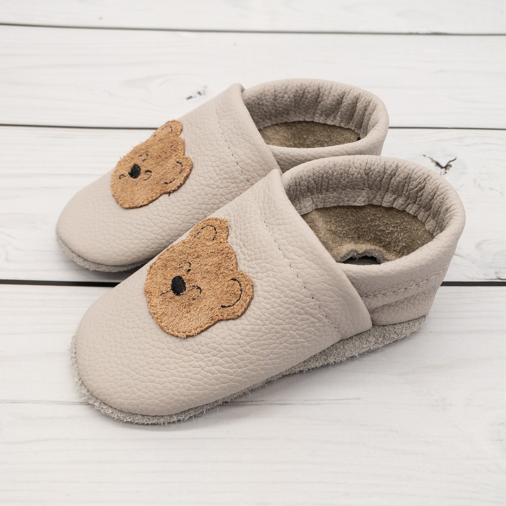 Krabbelschuhe in hellgrau mit Teddy aus Leder- seitlich