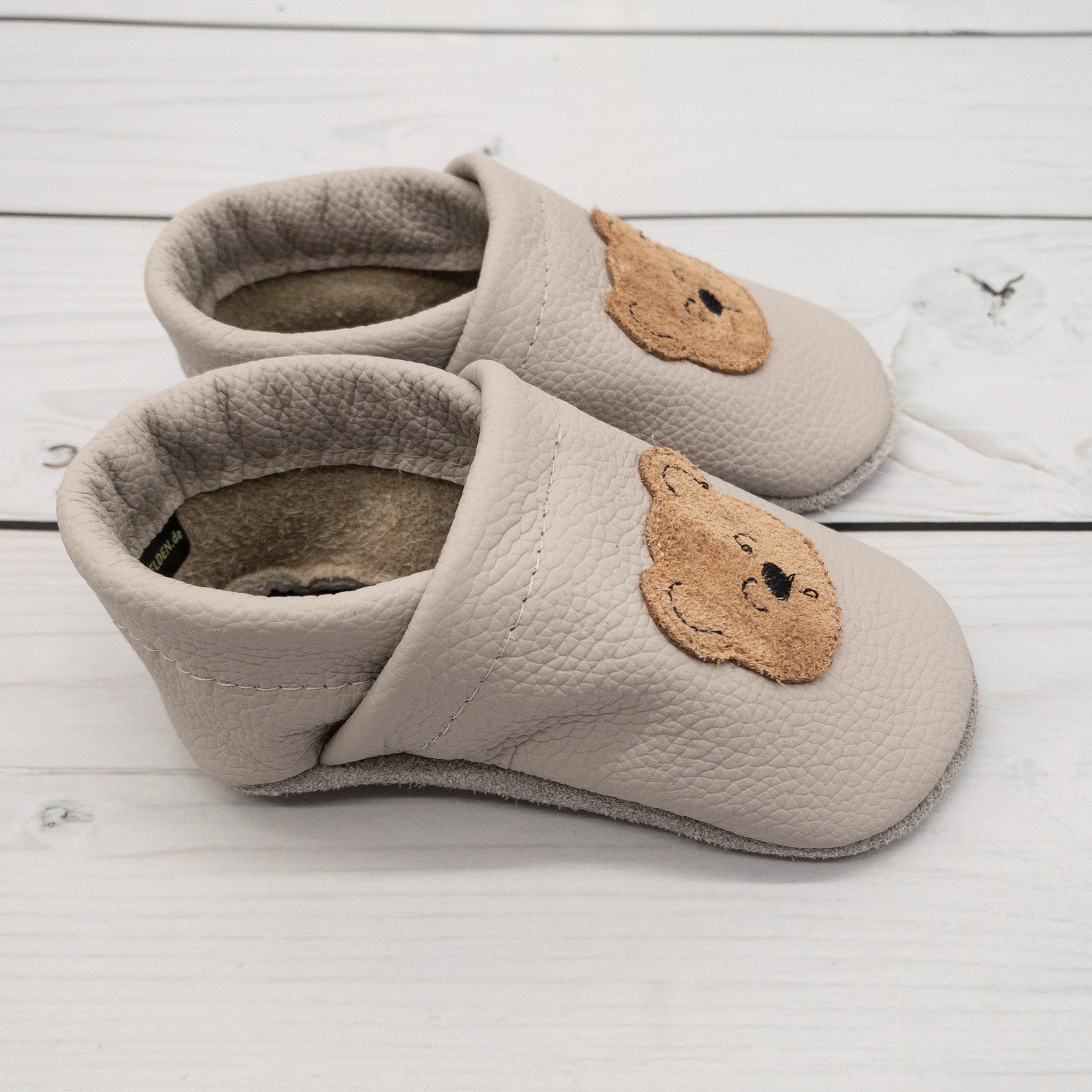 Krabbelschuhe in hellgrau mit Teddy aus Leder - seitlich gezeigt