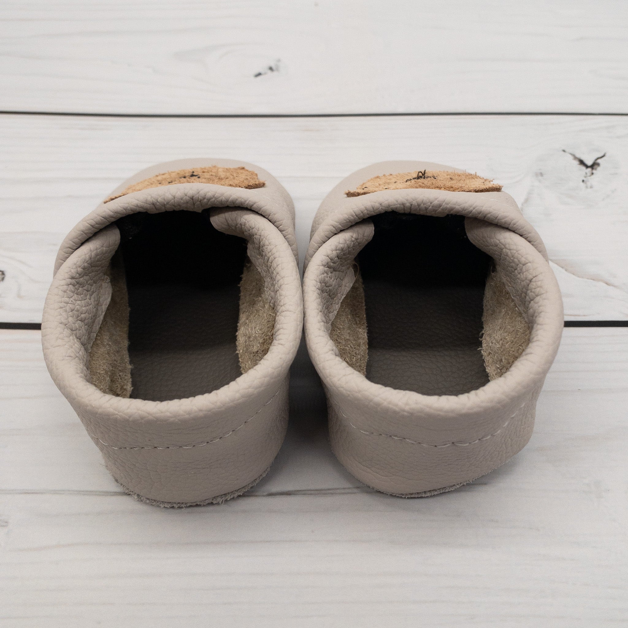 Krabbelschuhe in hellgrau mit Teddy aus Leder von hinten gezeigt