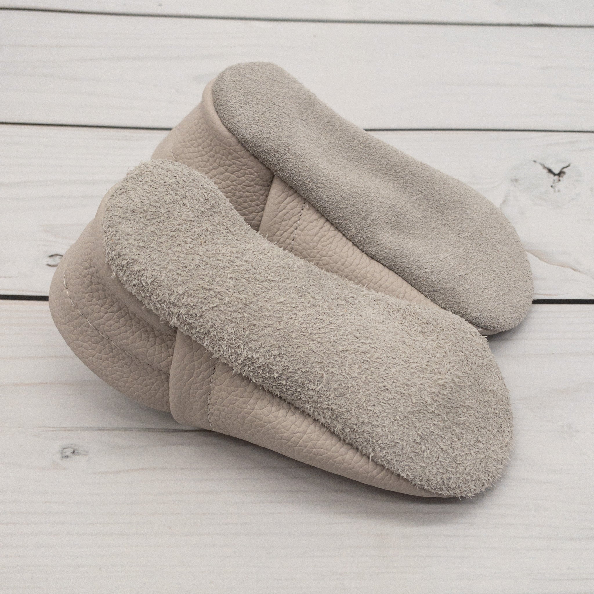 Krabbelschuhe in hellgrau mit Teddy aus Leder von unten