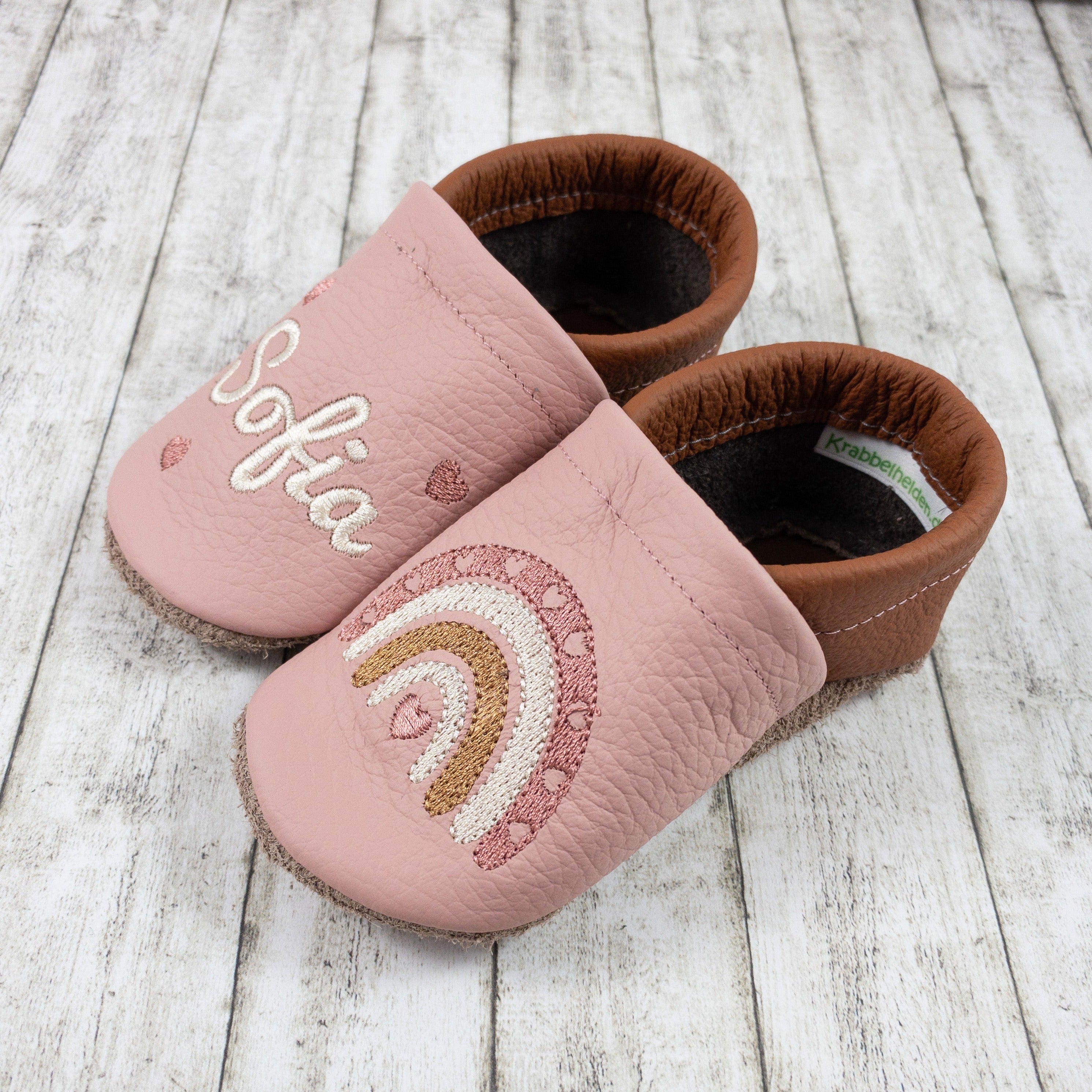Krabbelschuhe mit Regenbogen und Herzen bestickt Echtleder