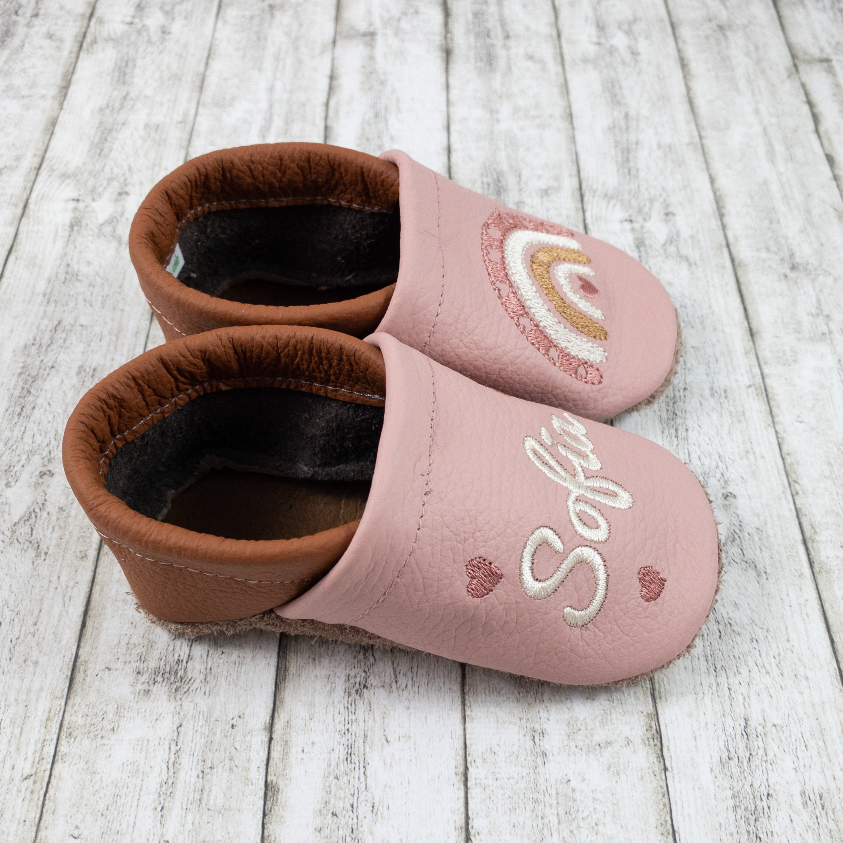 Krabbelschuhe mit Regenbogen und Herzen bestickt Echtleder