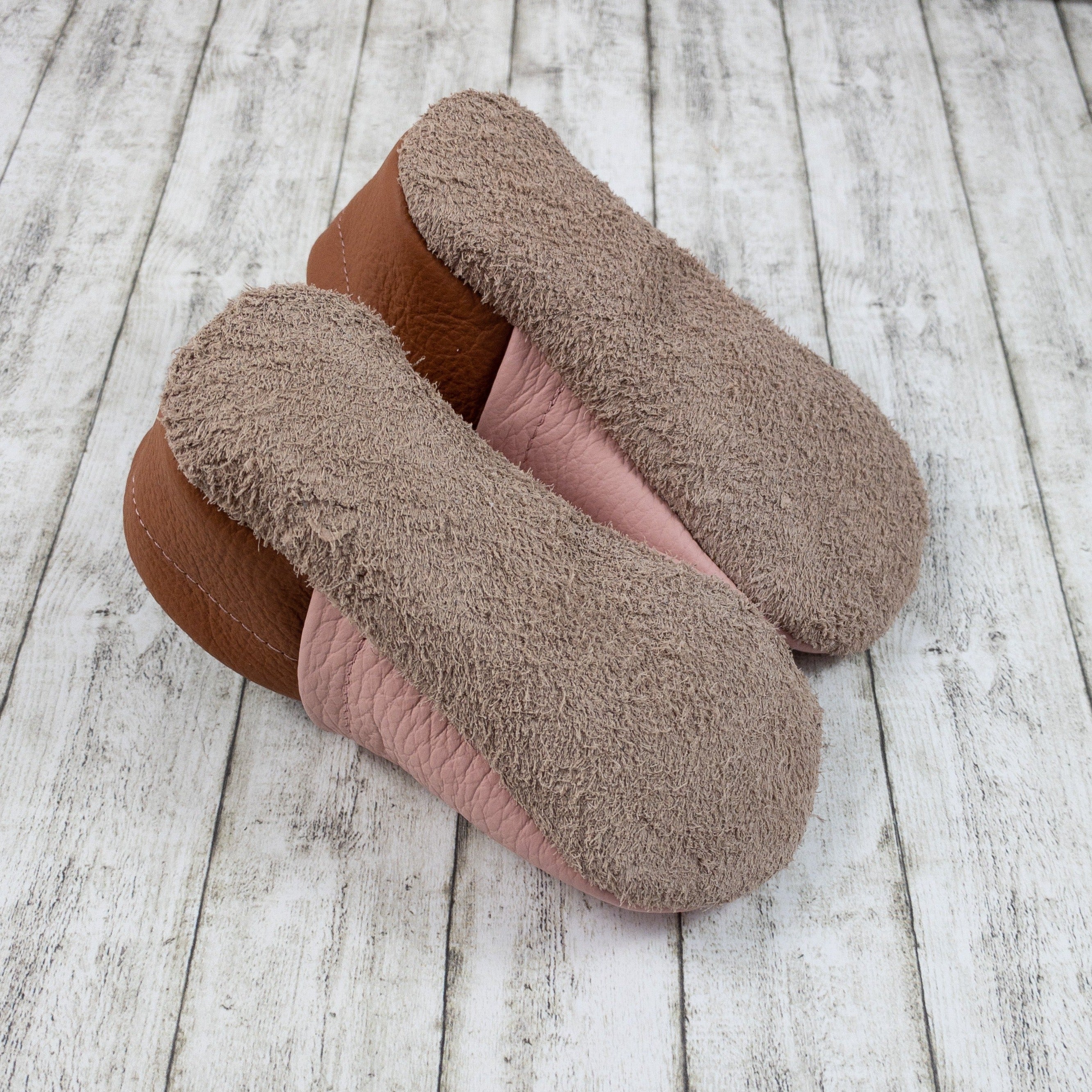 Krabbelschuhe mit Regenbogen und Herzen bestickt Echtleder