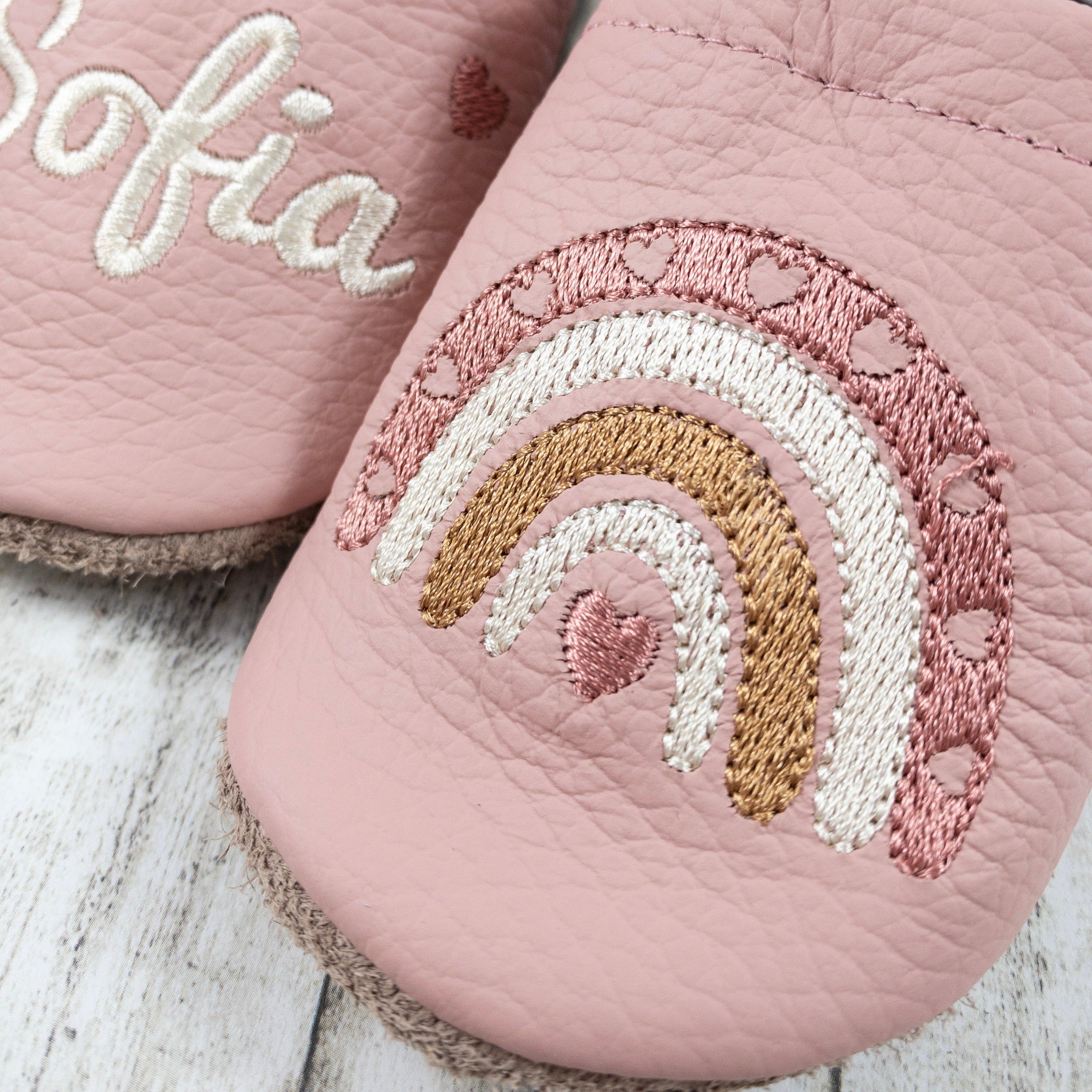 Krabbelschuhe mit Regenbogen und Herzen bestickt Echtleder