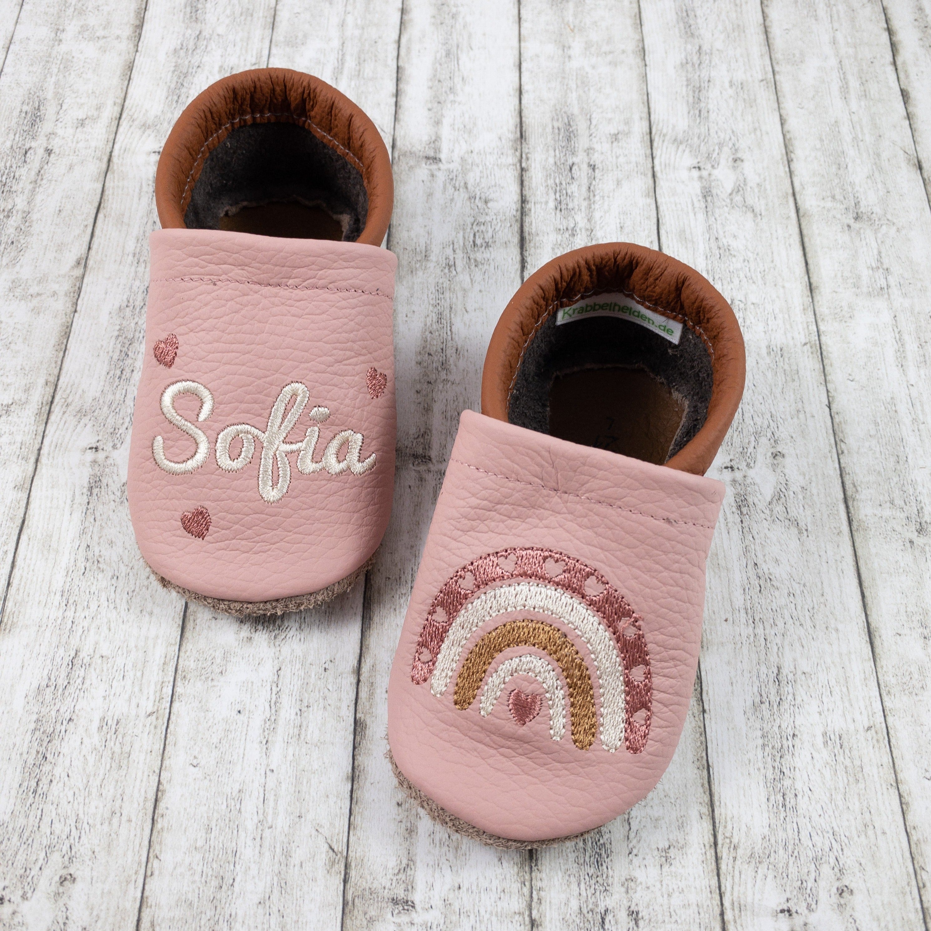 Krabbelschuhe mit Regenbogen und Herzen bestickt Echtleder