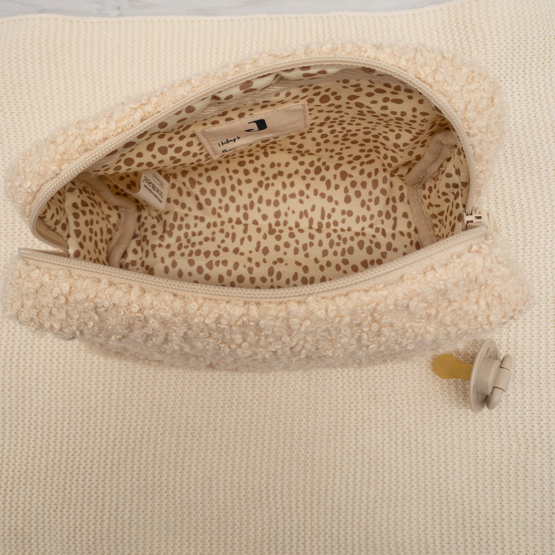 Tasche in beige aus Bouclé in beige mit Personalisierung - Kosmetiktasche - Windeltasche