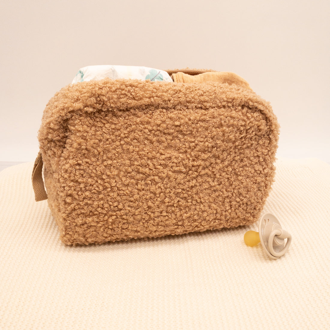 Tasche aus Bouclé in braun mit Personalisierung