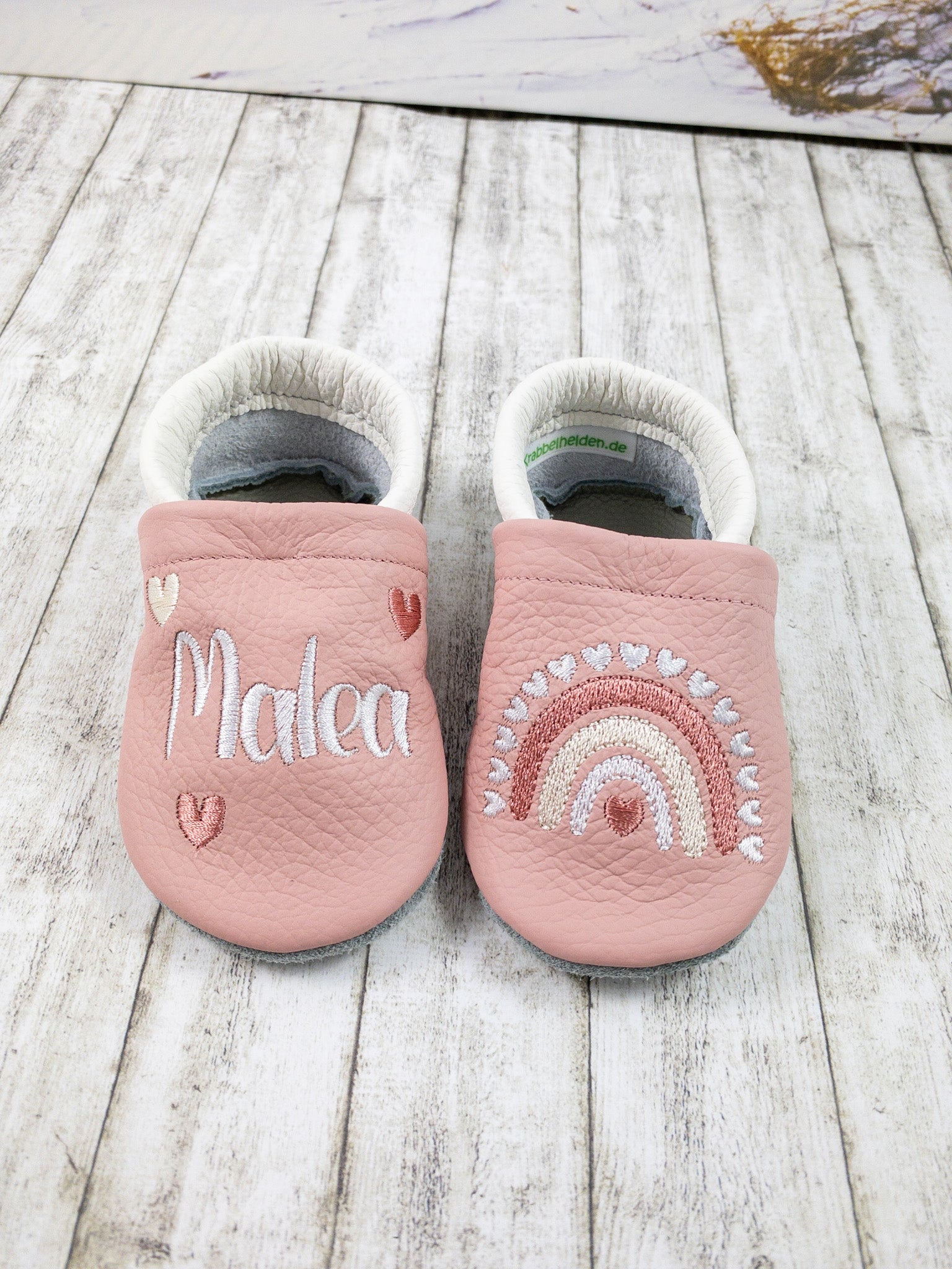 Krabbelschuhe mit Regenbogen aus Herzen und Name personalisiert Lederpuschen aus Echtleder