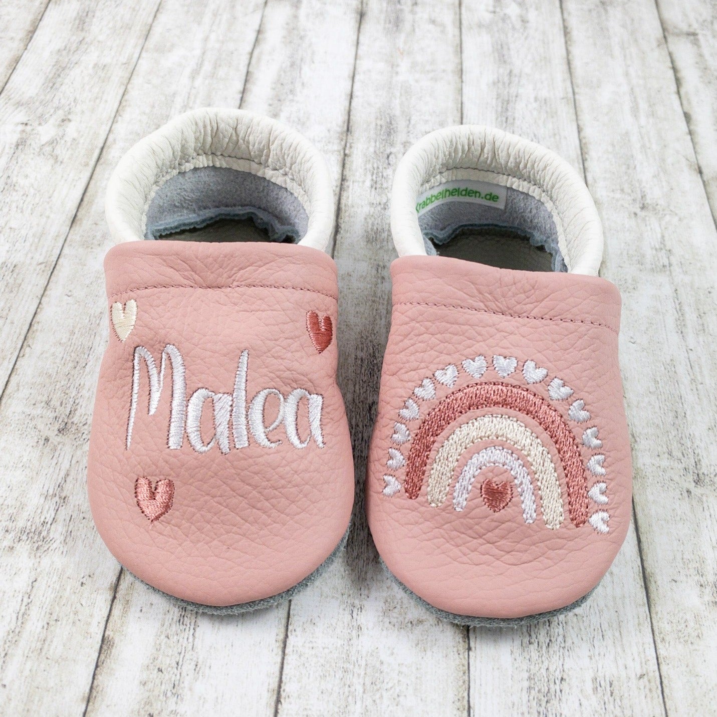 Krabbelschuhe mit Regenbogen aus Herzen und Name personalisiert Lederpuschen aus Echtleder