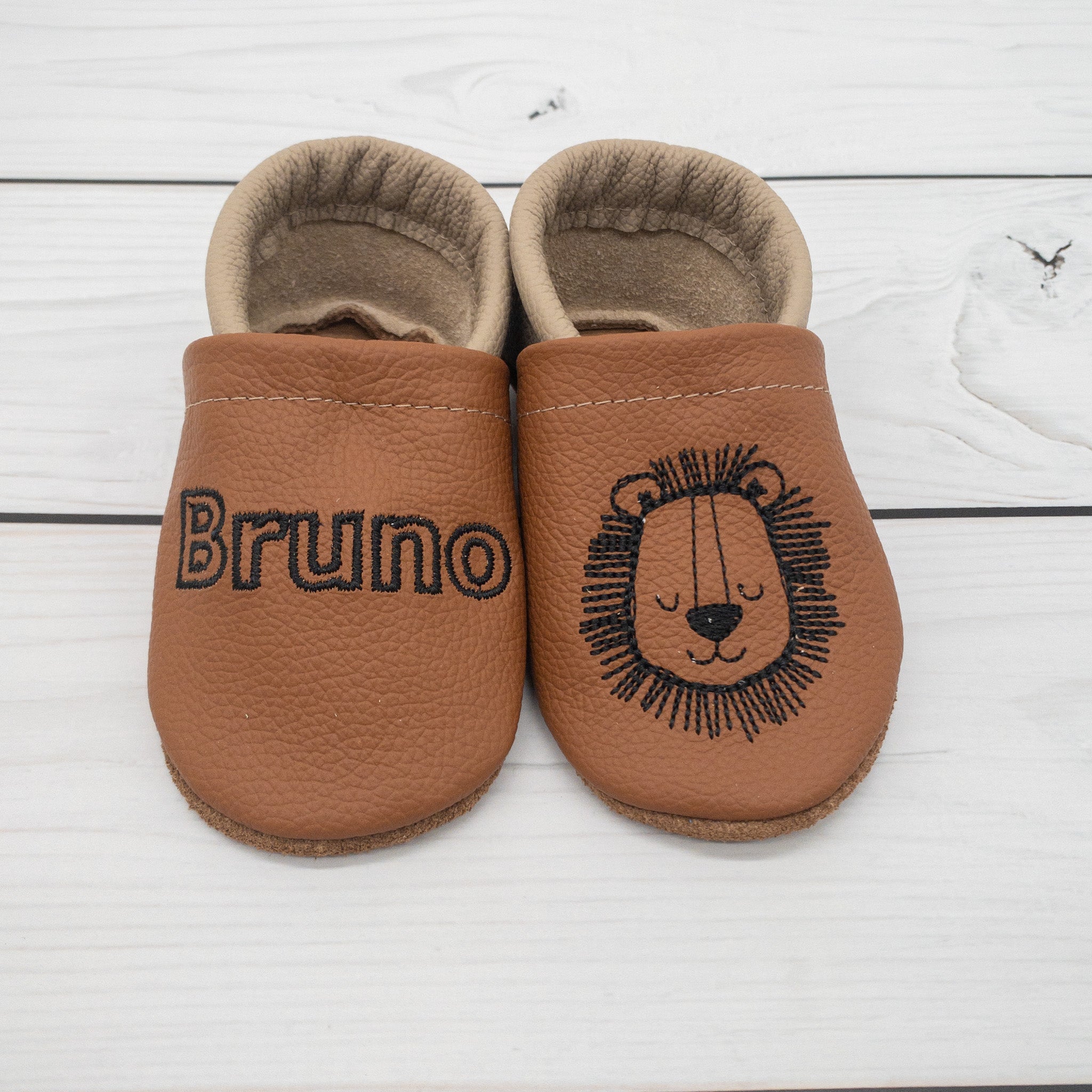 Krabbelschuhe in hellgrau mit Löwe und Name bestickt