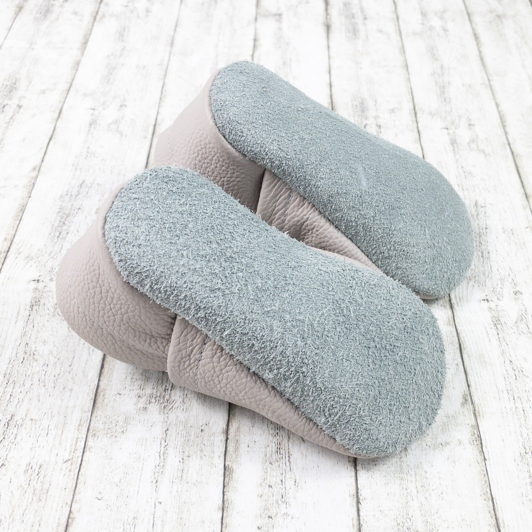 Krabbelschuhe mit Dino mit Name bestickt aus Echtleder