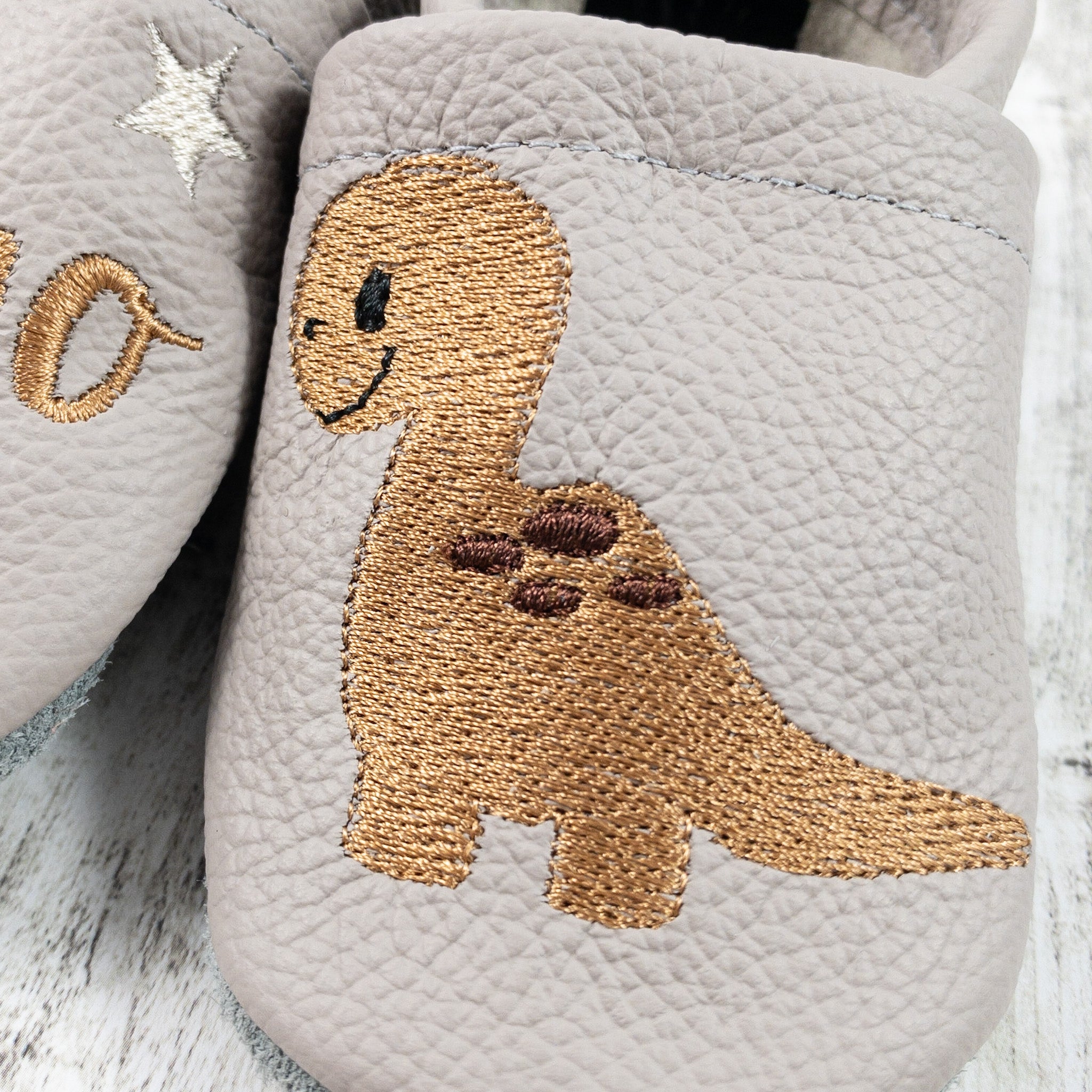 Krabbelschuhe mit Dino mit Name bestickt aus Echtleder
