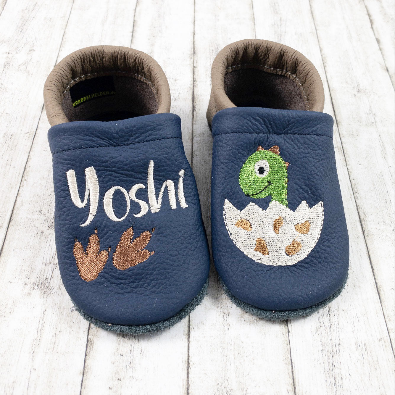 Krabbelschuhe mit Dino im Ei und Name bestickt aus Echtleder