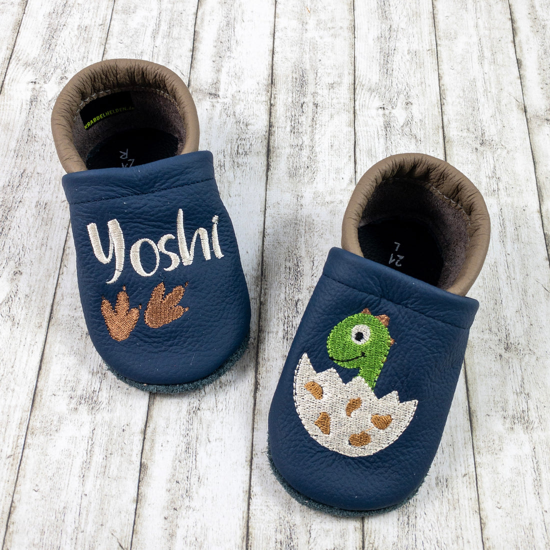 Krabbelschuhe mit Dino im Ei und Name bestickt aus Echtleder