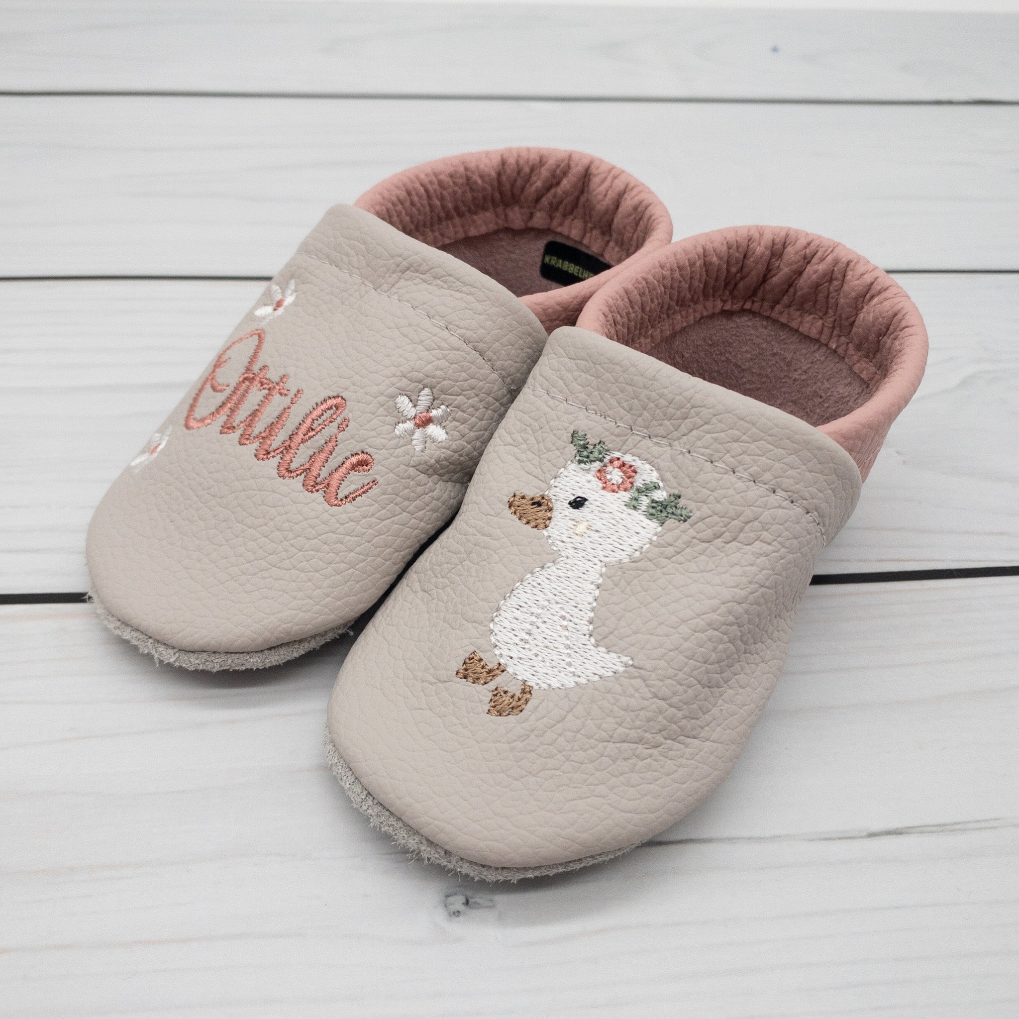 Krabbelschuhe mit Gans mit Blumenkranz und Personalisierung aus Echtleder