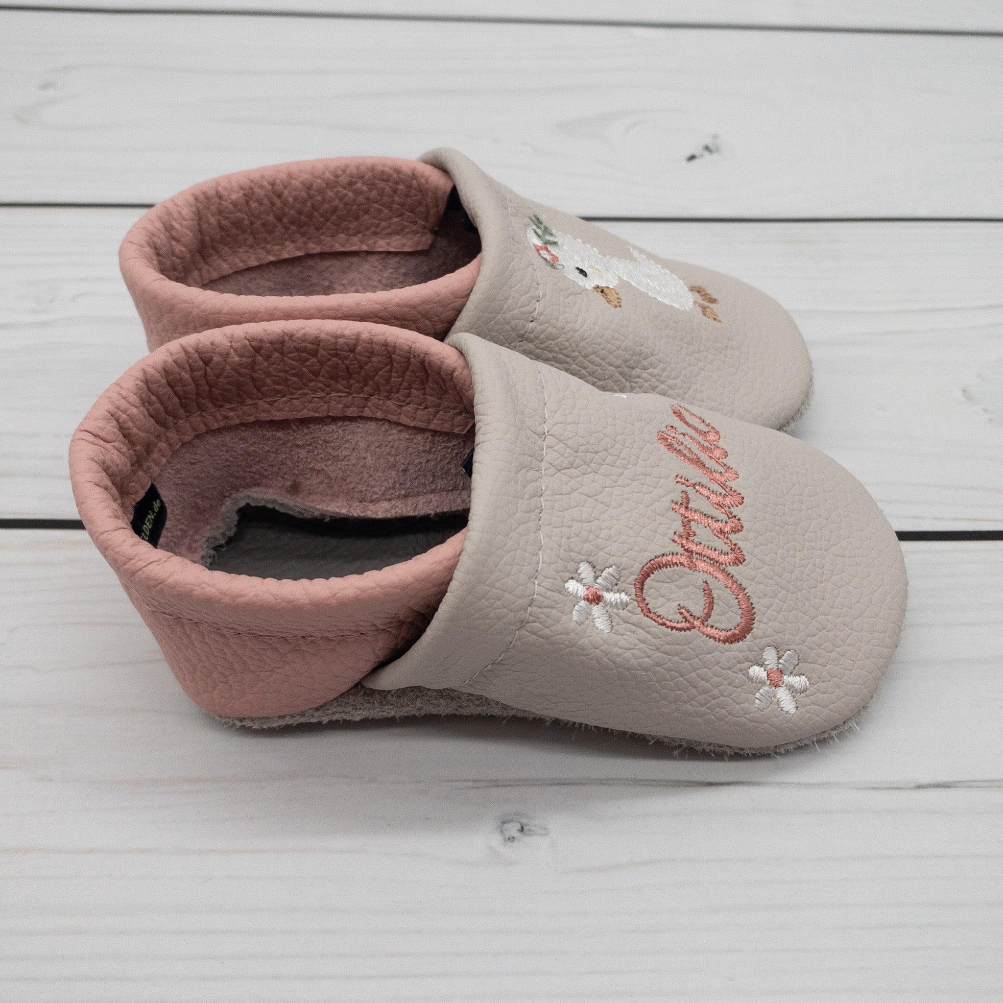 Krabbelschuhe mit Gans mit Blumenkranz und Personalisierung aus Echtleder