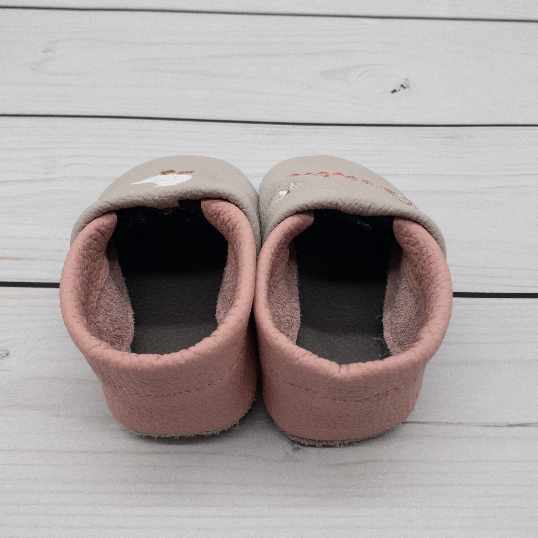 Krabbelschuhe mit Gans mit Blumenkranz und Personalisierung aus Echtleder