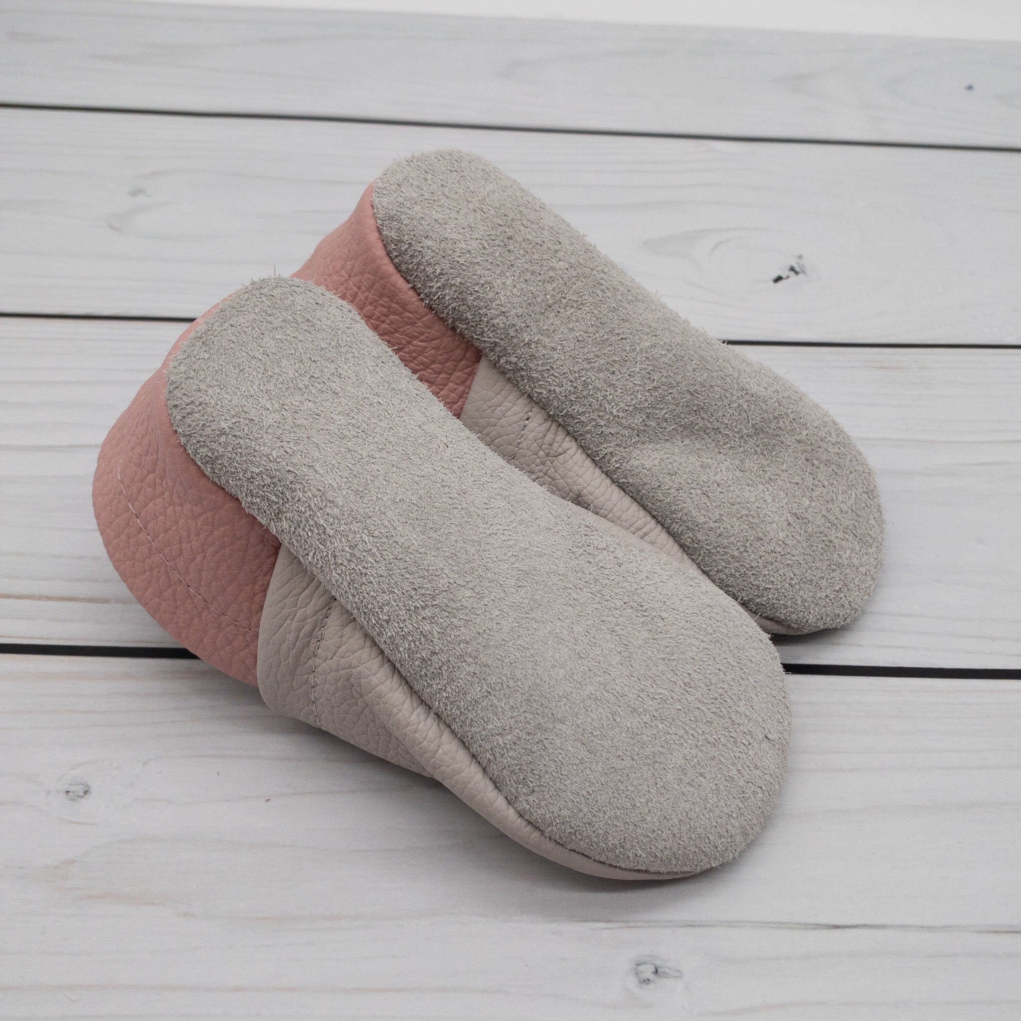 Krabbelschuhe mit Gans mit Blumenkranz und Personalisierung aus Echtleder