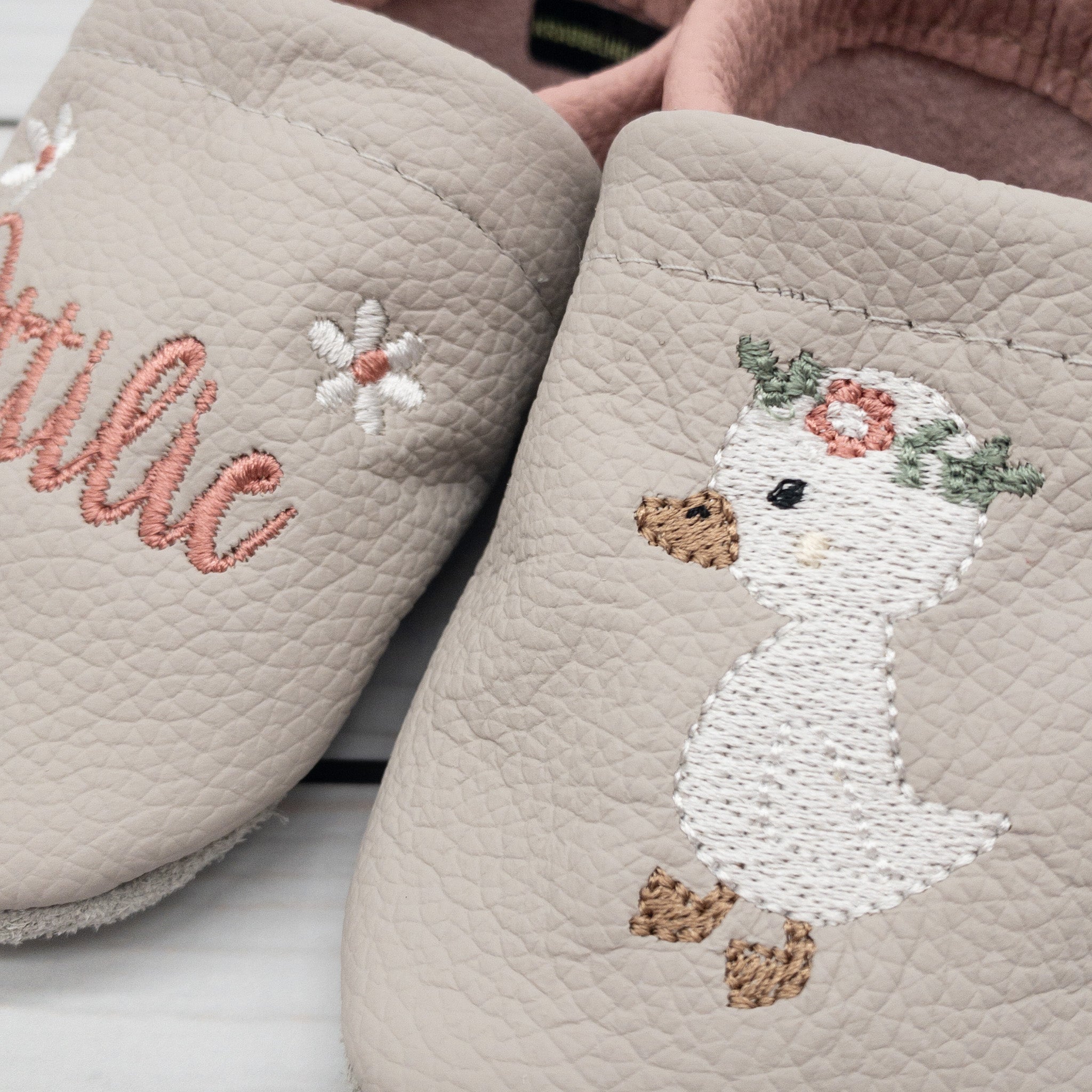 Krabbelschuhe mit Gans mit Blumenkranz und Personalisierung aus Echtleder