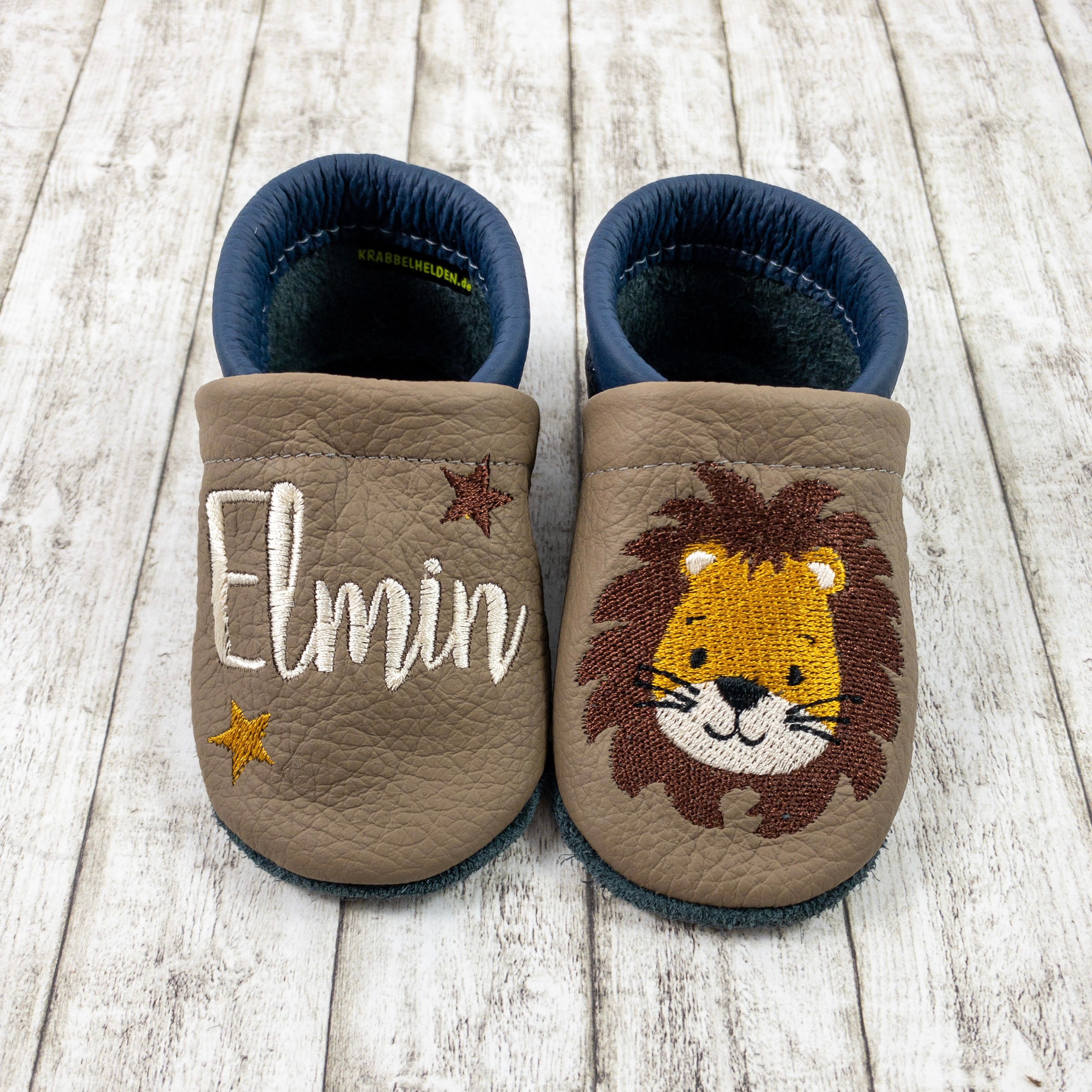Krabbelschuhe mit Löwe und Name bestickt