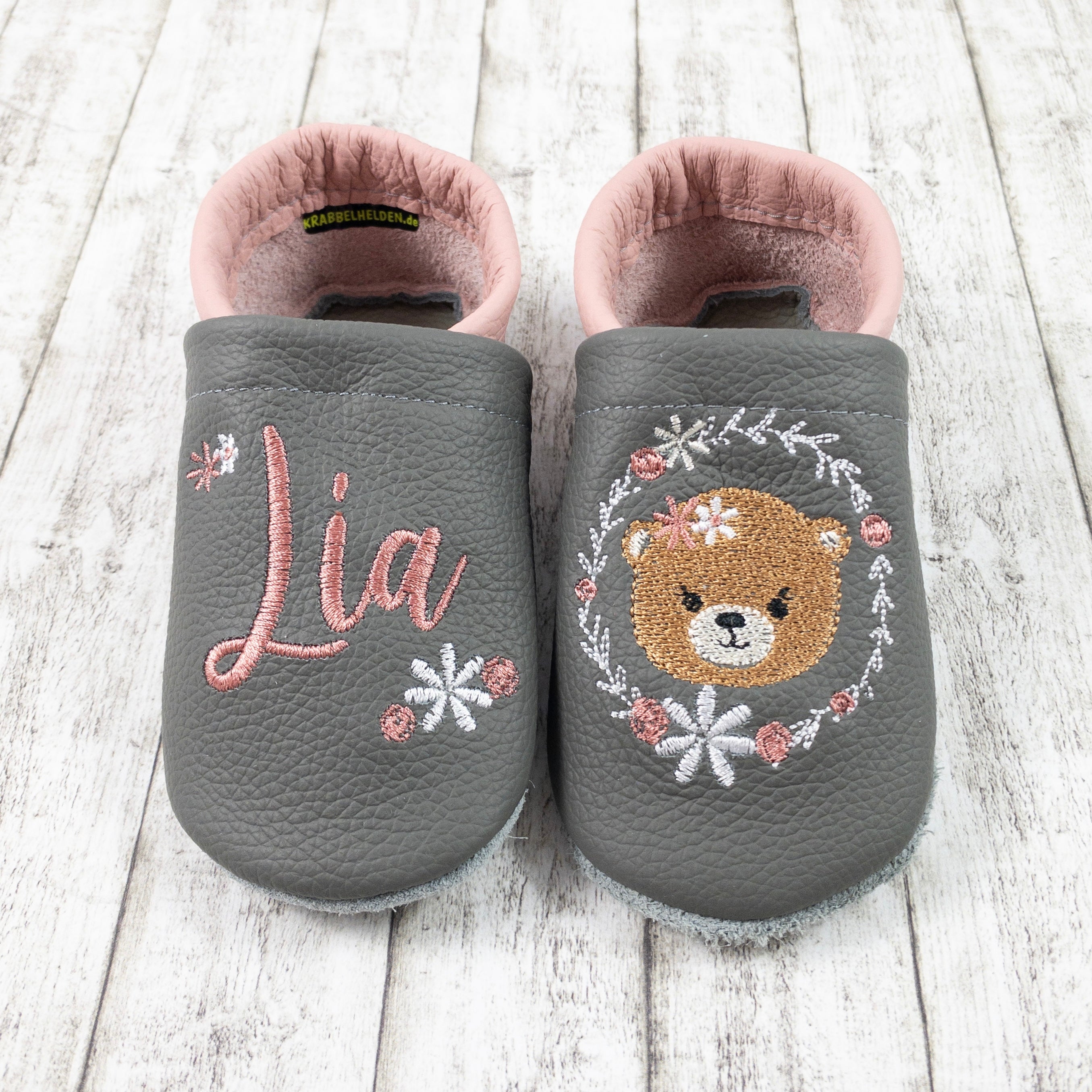Krabbelschuhe mit Bär im Blumenkranz und Personalisierung aus Echtleder