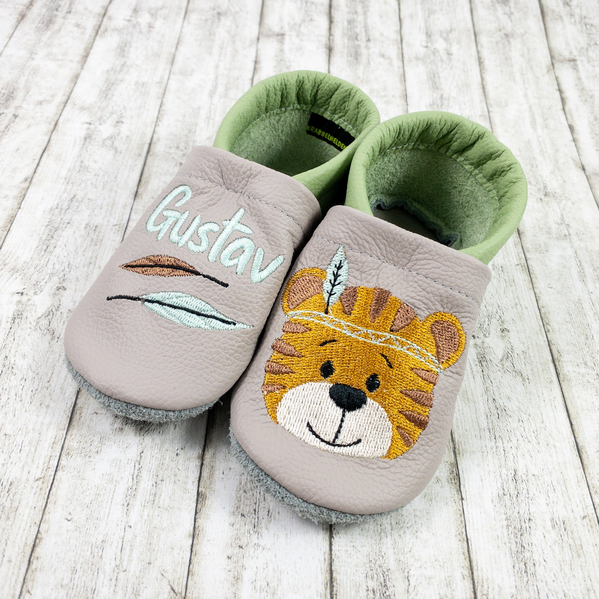Krabbelschuhe mit Tiger und Name bestickt aus Echtleder