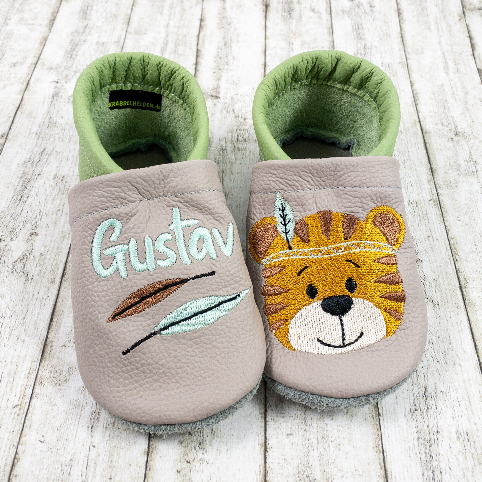 Krabbelschuhe mit Tiger und Name bestickt aus Echtleder