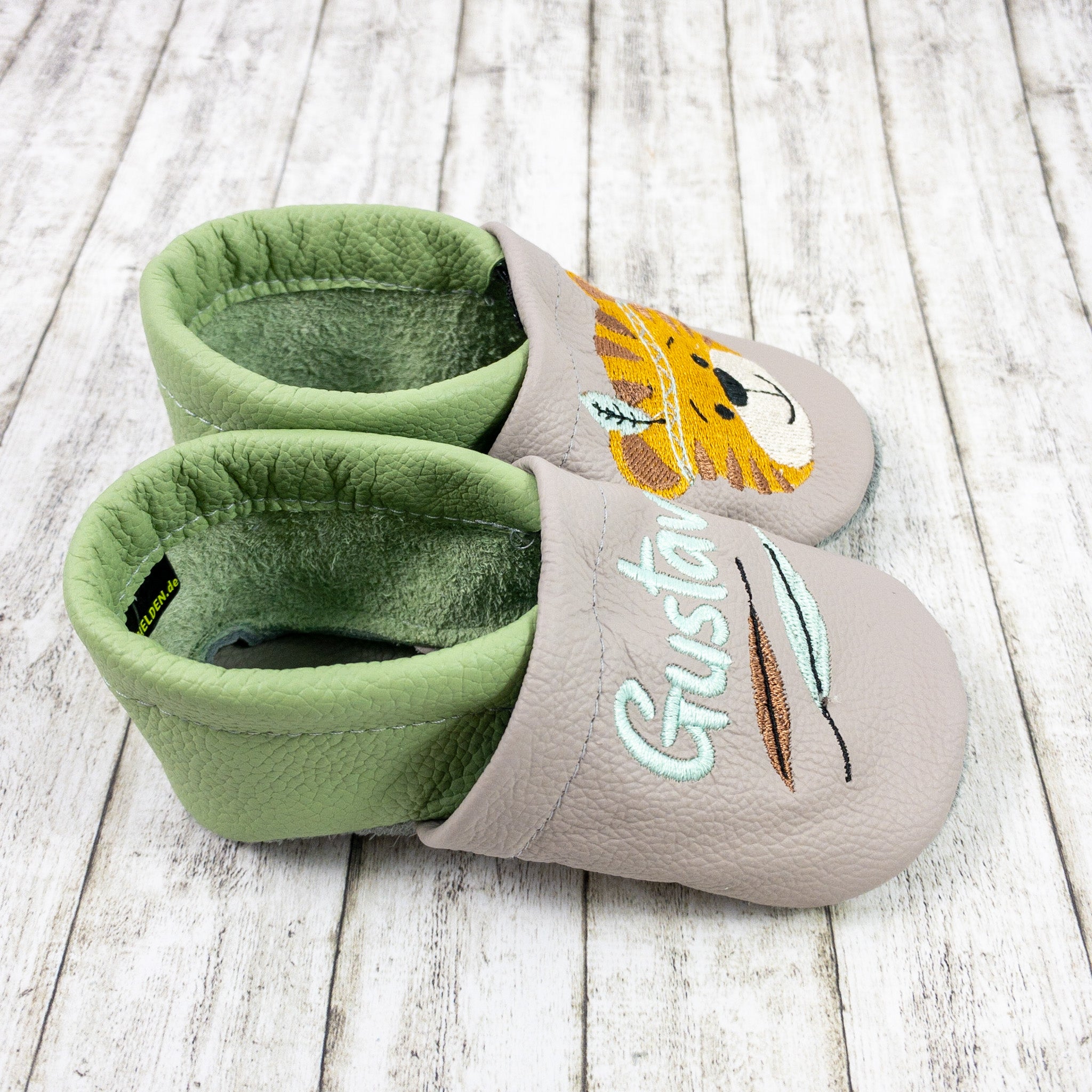 Krabbelschuhe mit Tiger und Name bestickt aus Echtleder