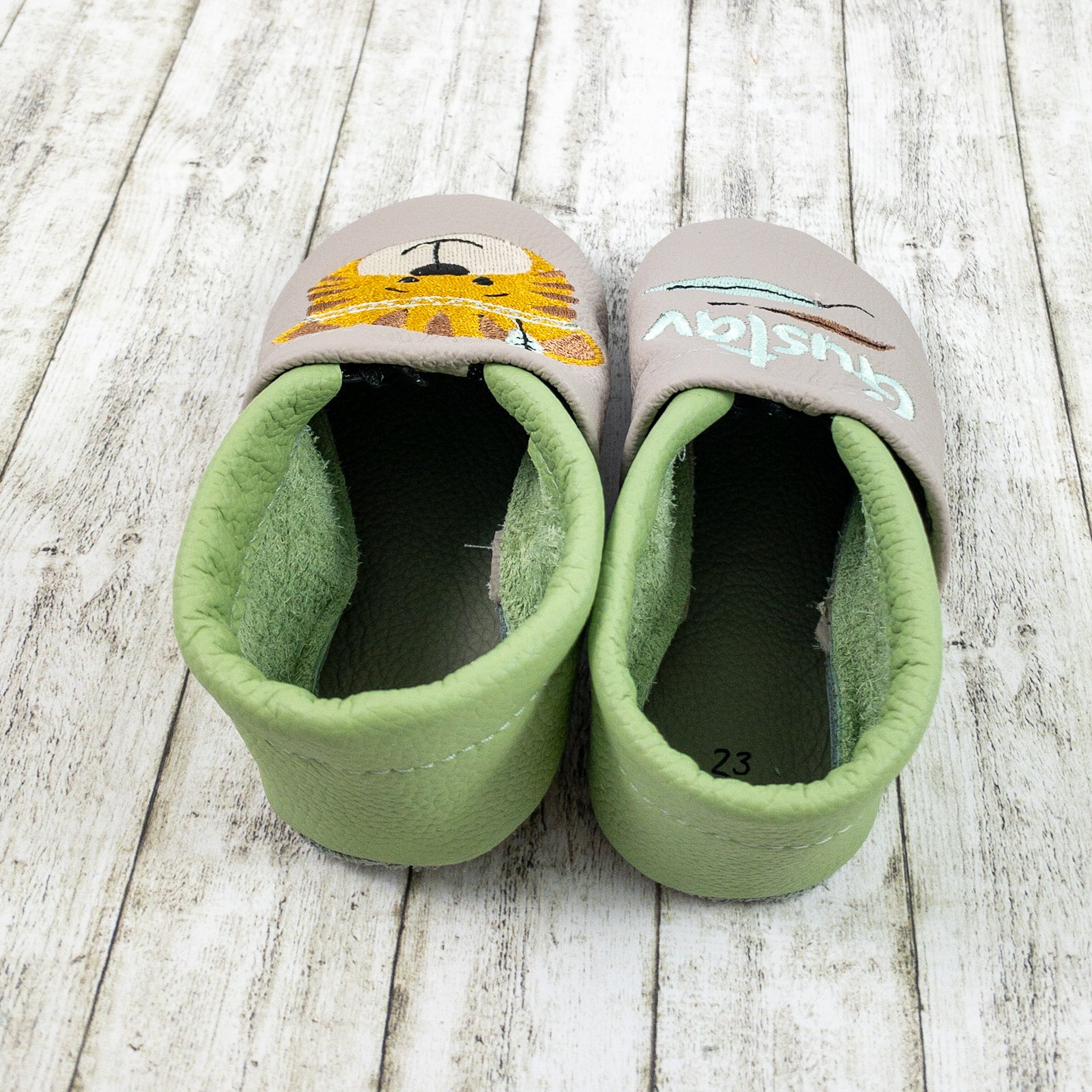 Krabbelschuhe mit Tiger und Name bestickt aus Echtleder