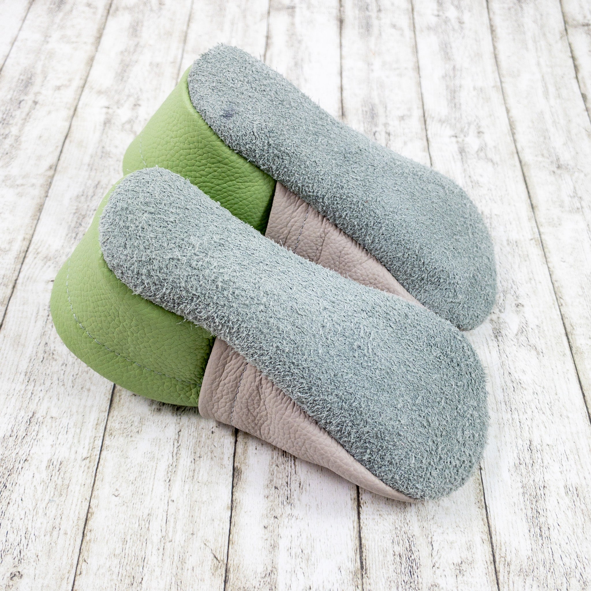 Krabbelschuhe mit Tiger und Name bestickt aus Echtleder