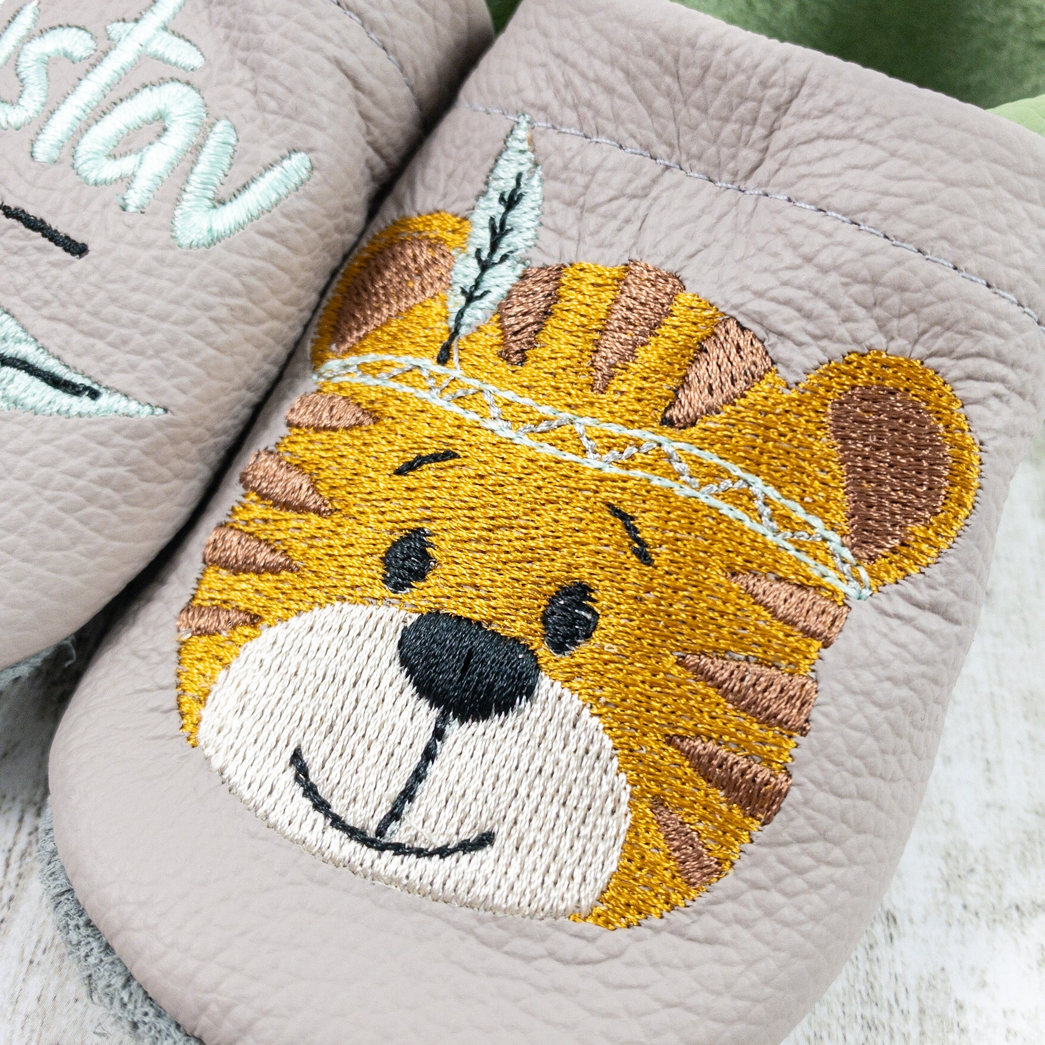 Krabbelschuhe mit Tiger und Name bestickt aus Echtleder
